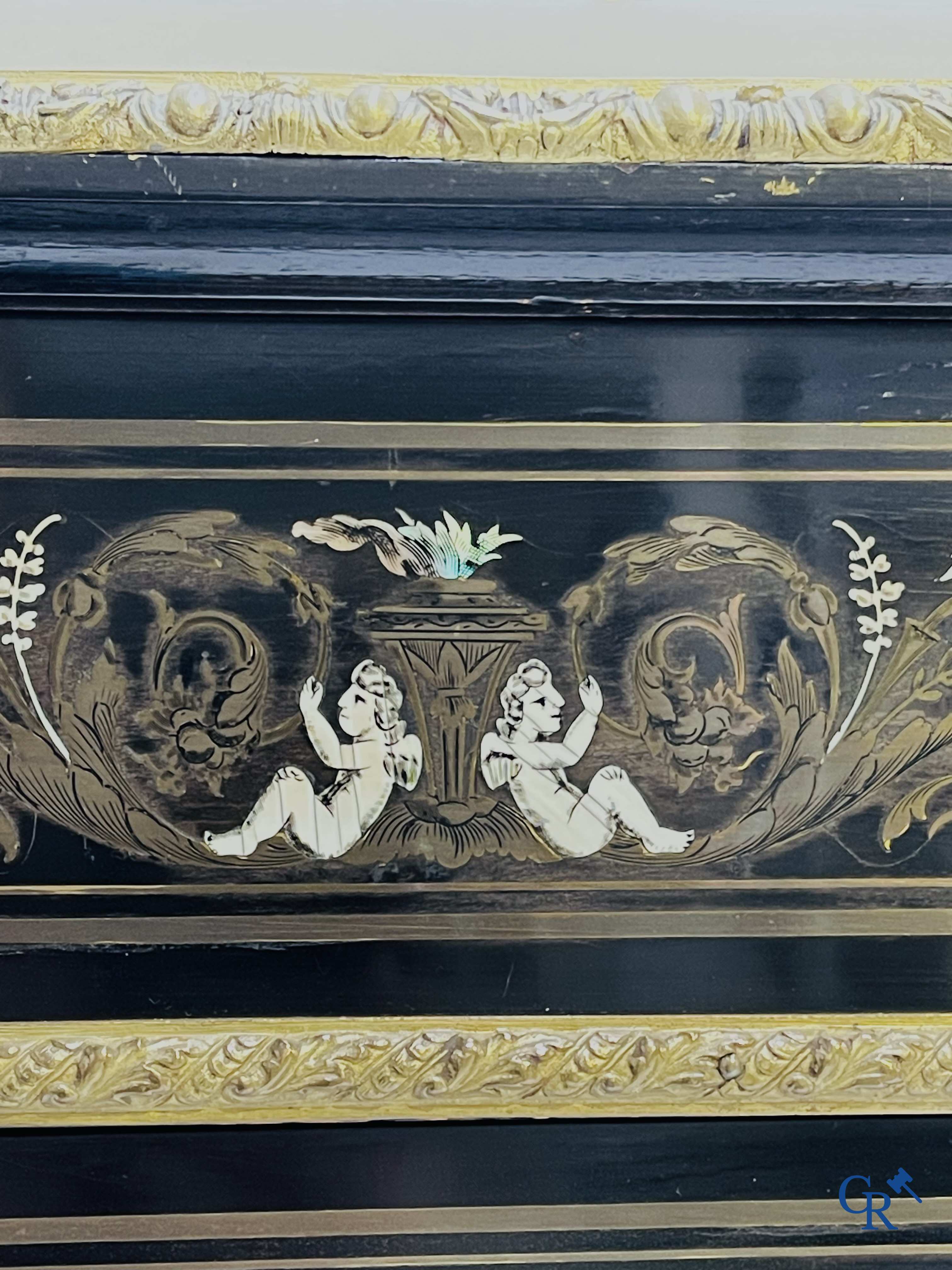 Napoleon III meubel in zwartgelakt hout en bronsbeslag. Marquetterie in de stijl van Boulle en parelmoer inlegwerk.