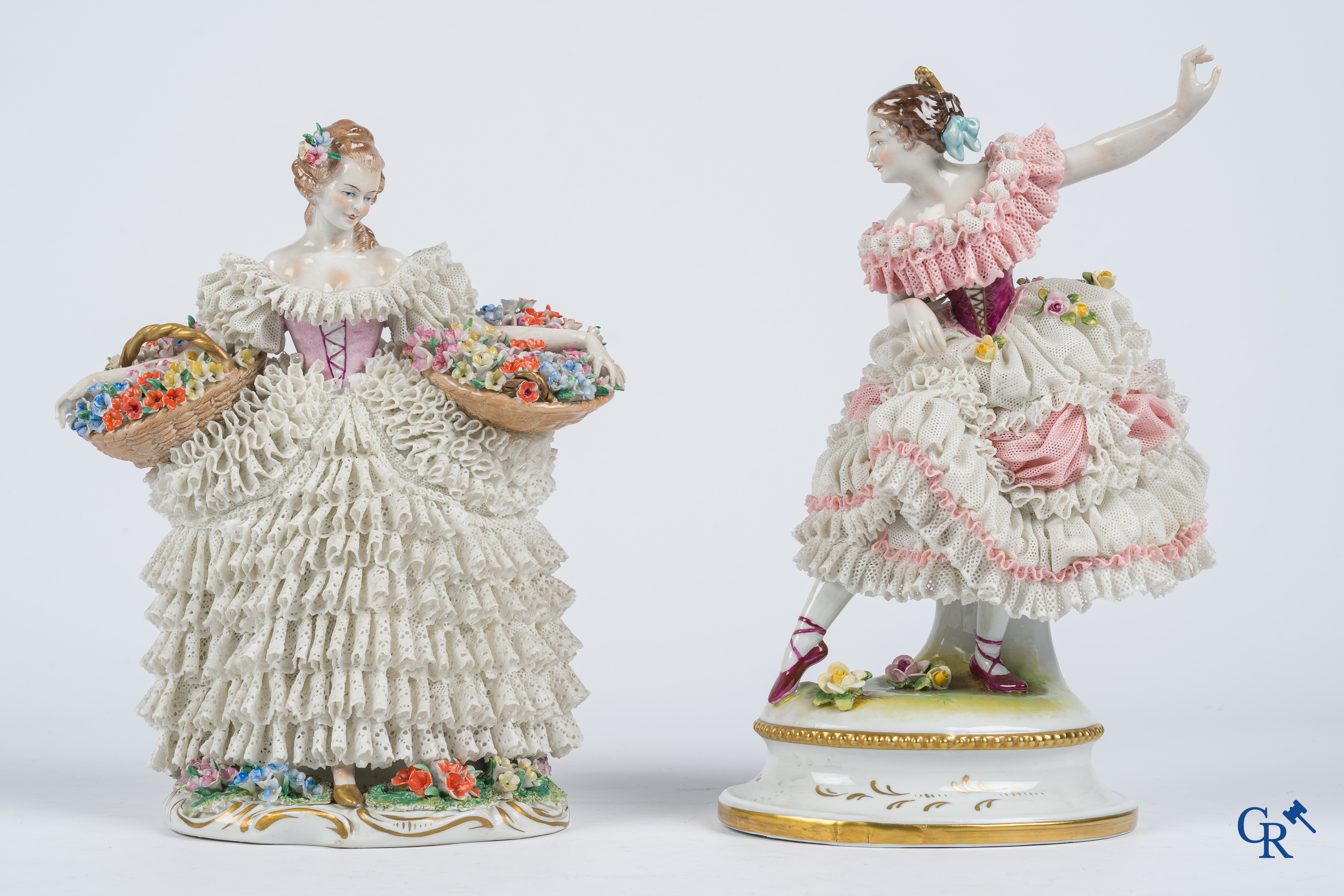 Duits porselein. 3 groepen in lace porcelain. Gemerkt Volkstedt Rudolstadt en Sitzendorf.