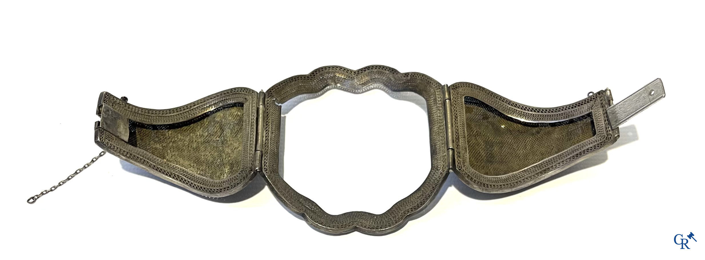 Aziatica. Grote Chinese armband in zilver filigraan met een centrale lotusbloem in gesneden carneool-kwarts. 19e eeuw.