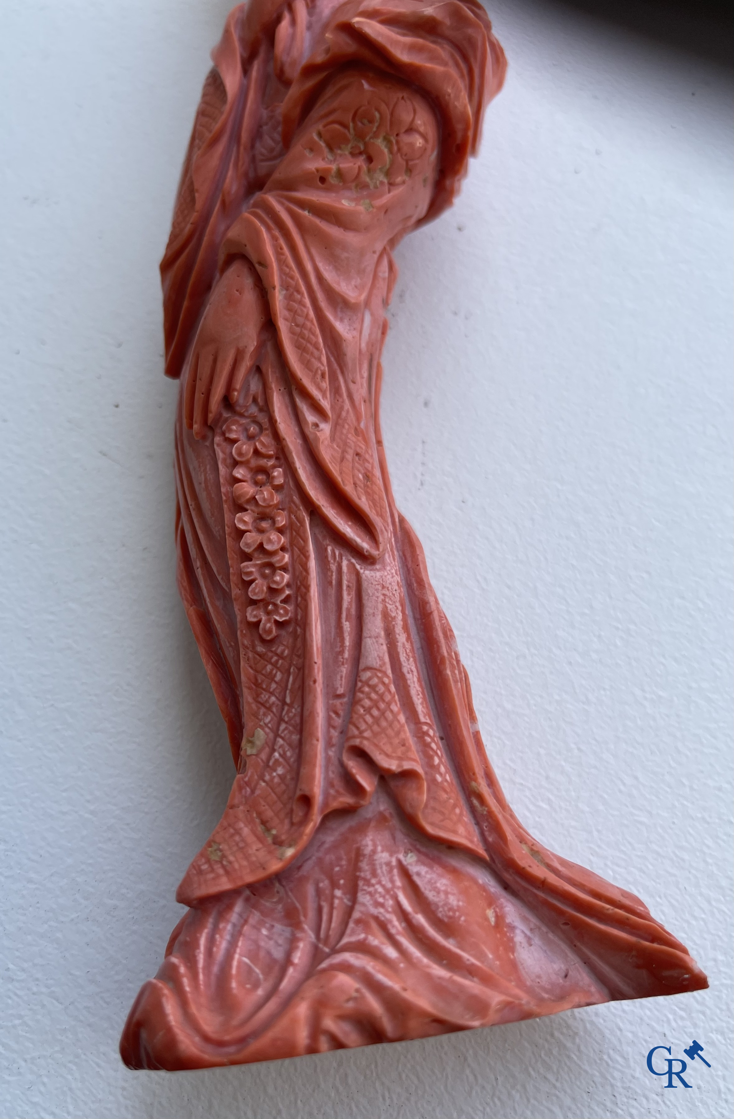 Aziatica, China. Een rode koraal figuur van een Chinese dame op houten sokkel.