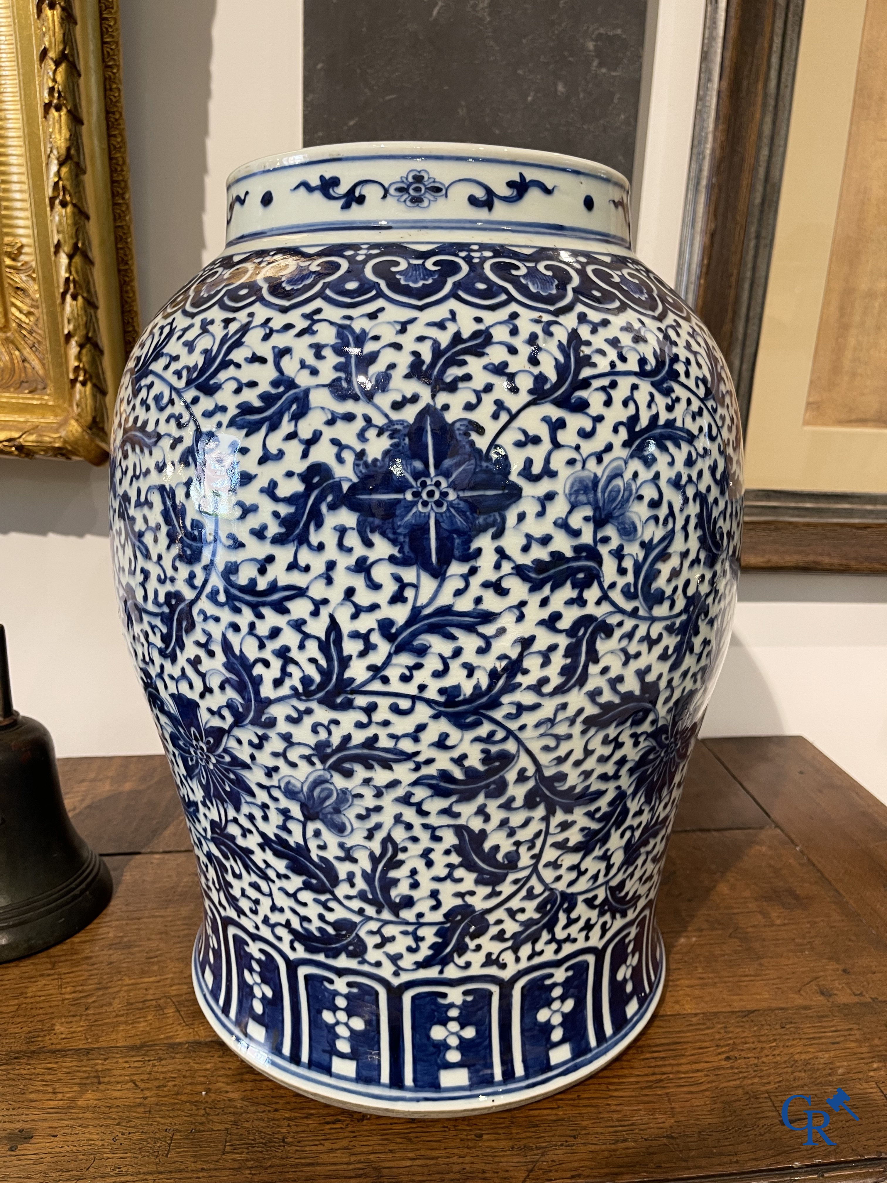 Asian Art. Chinese porcelain. A massive Chinese blue and white baluster vase and lid with lotus roll decor. 19th century.