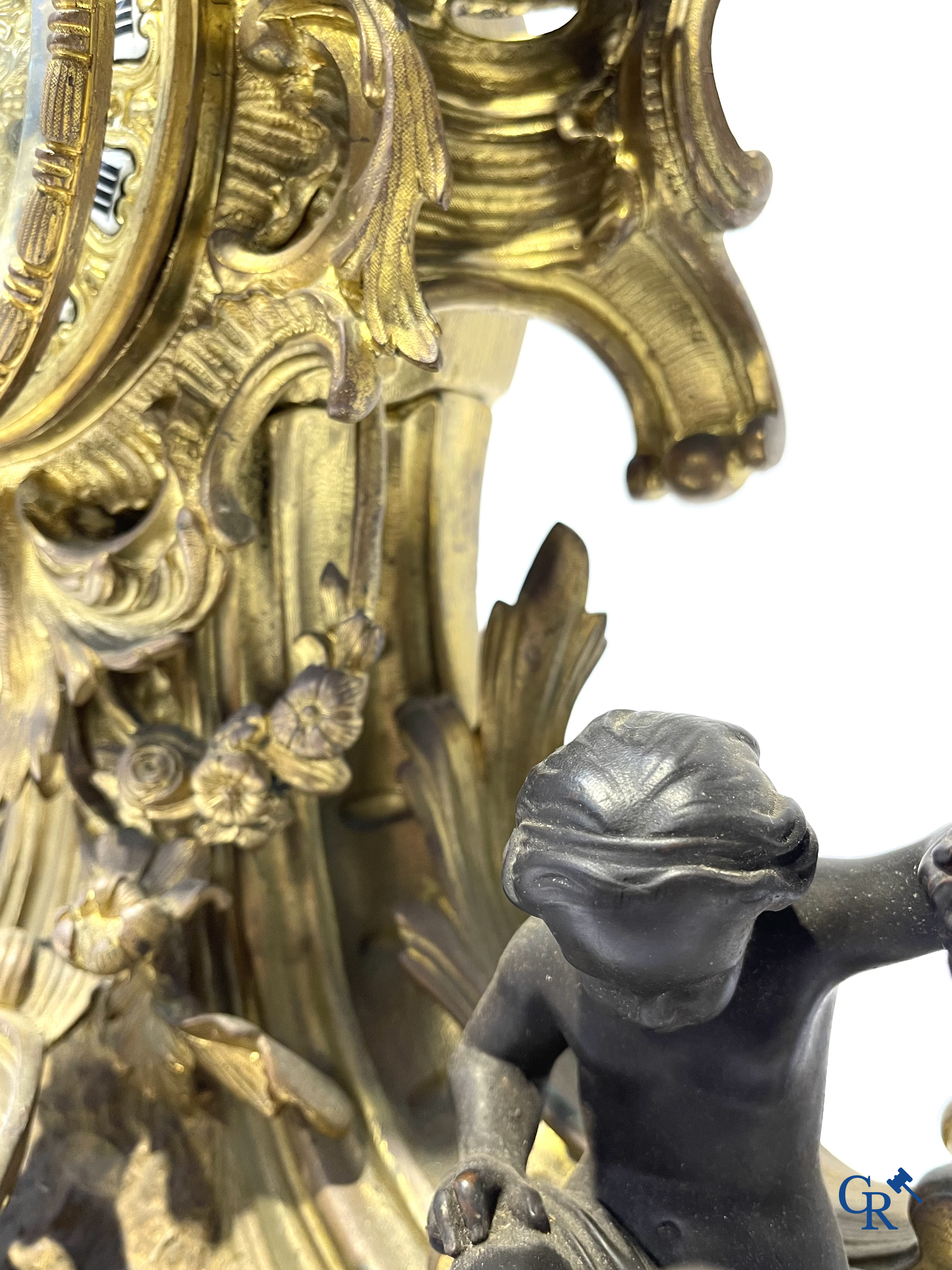 Raingo frères à Paris. Een imposante schouwgarnituur in vergulde en donker gepatineerde brons. LXV-stijl. 19e eeuw.