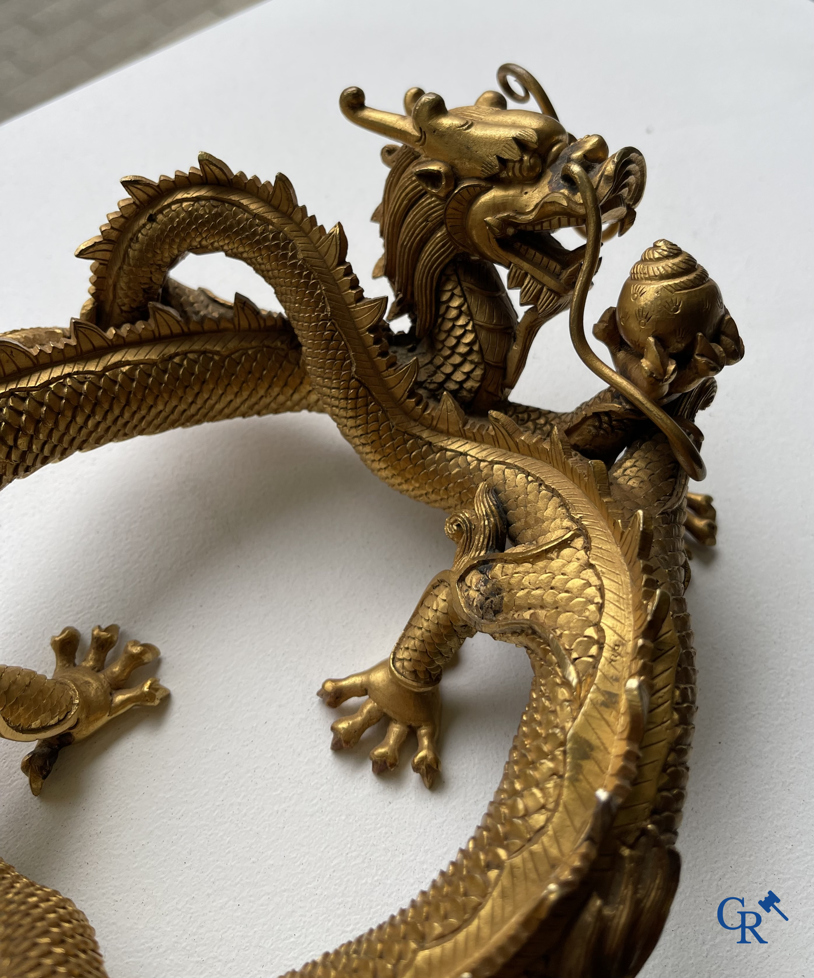 Aziatica. China. Een zeldzame Chinese drakensokkel in verguld brons. Qing Dynastie.