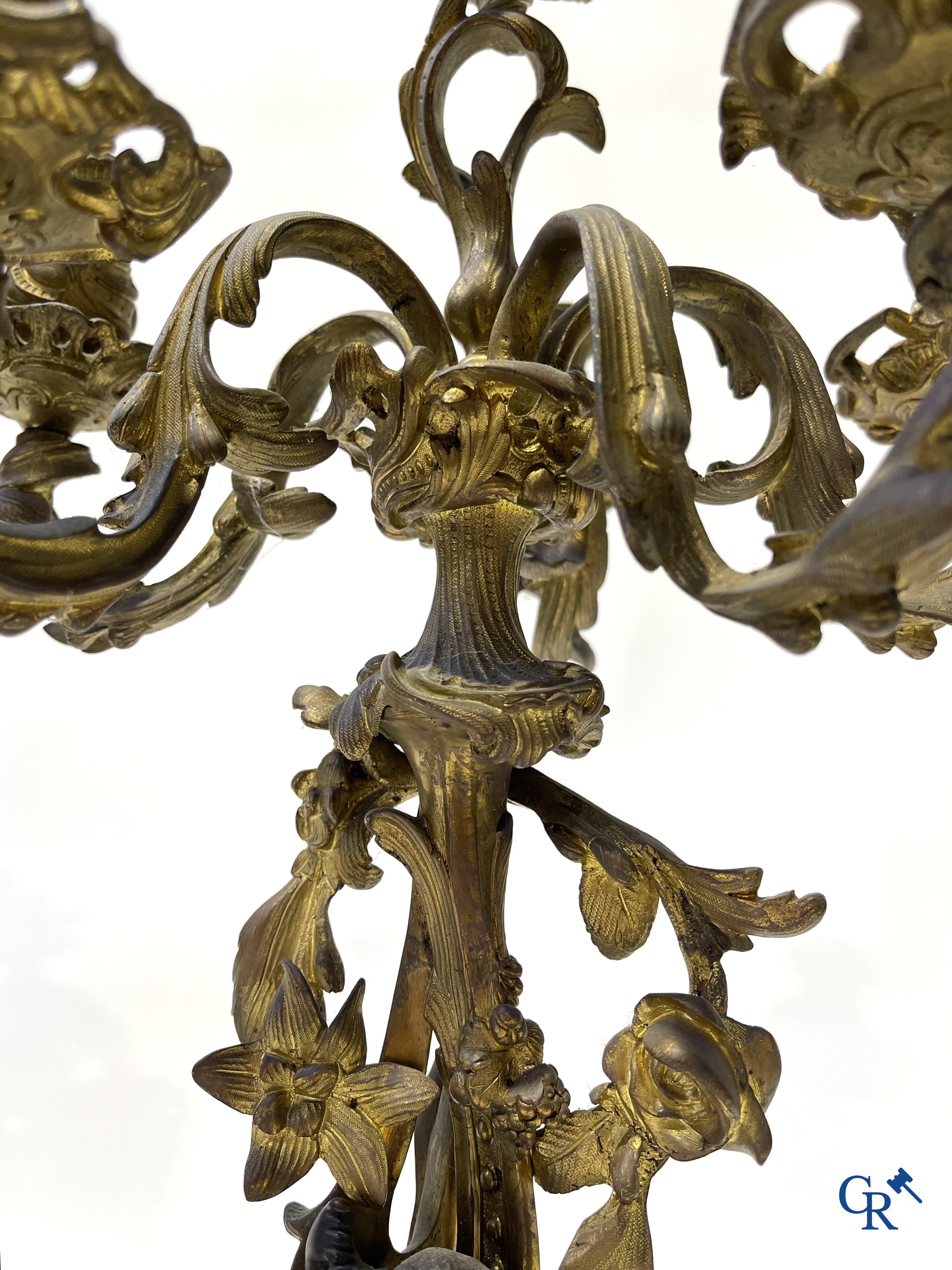 Raingo frères à Paris. Een imposante schouwgarnituur in vergulde en donker gepatineerde brons. LXV-stijl. 19e eeuw.