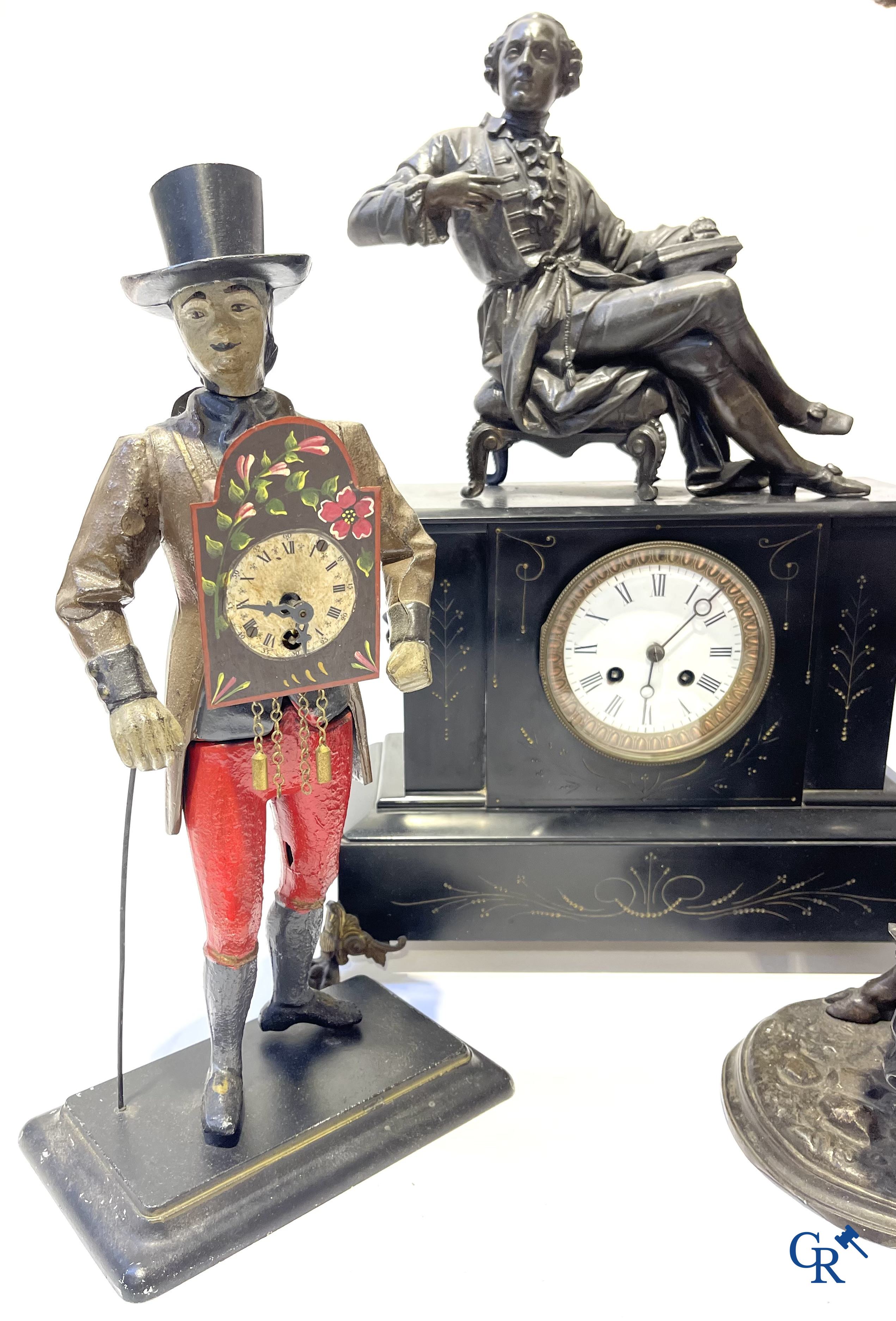 Een kavel van 2 klokken en 3 beelden in kunstbrons.