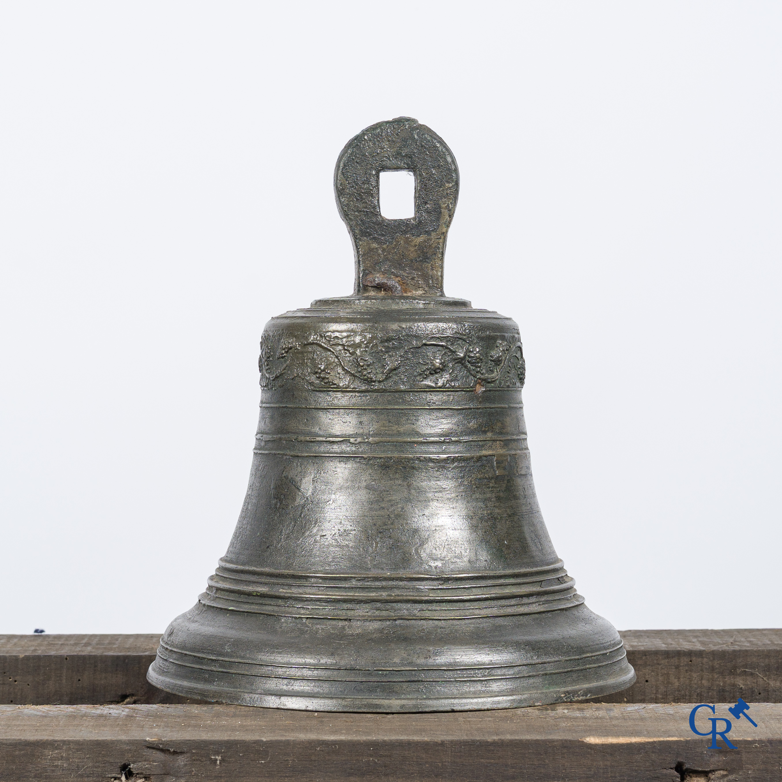 Antieke bronzen bel gedateerd 1729. Gedecoreerd met wijnranken. Frankrijk, Champagnestreek begin 18e eeuw.