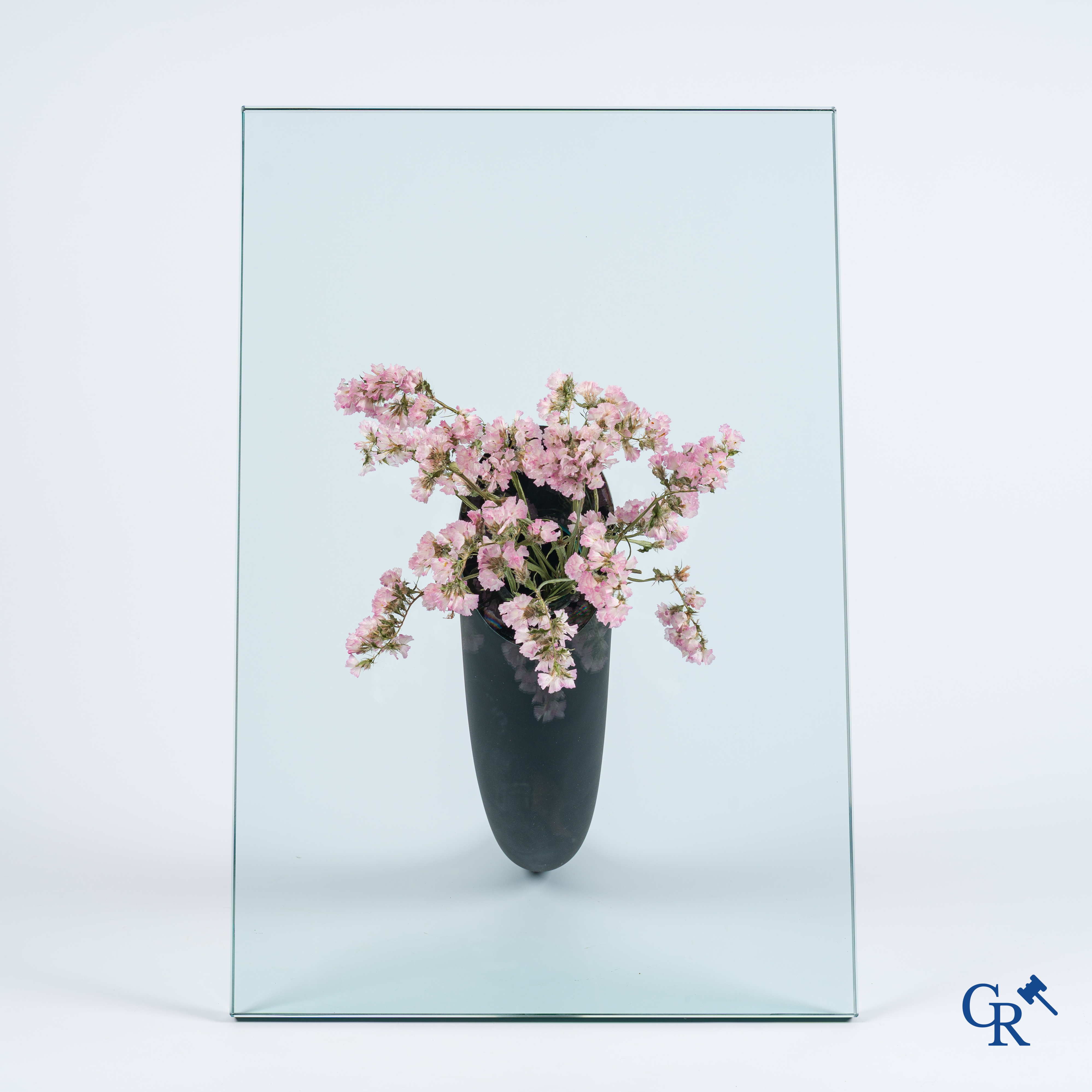 Philippe Starck (1949) en Daum. Een gesigneerde en genummerde vaas "Une étrangeté sous un mur" Ontwerp uit 1988.