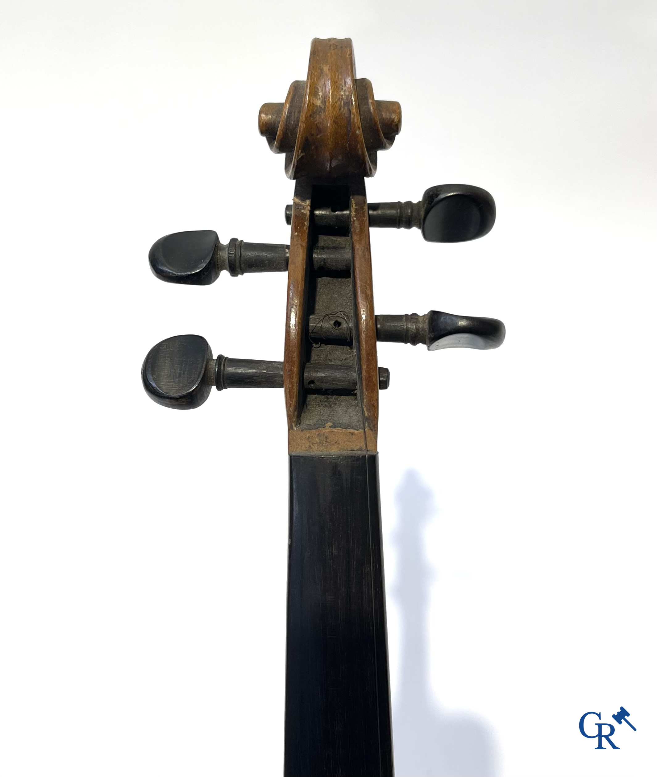 Antieke viool met strijkstok in opbergkoffer.