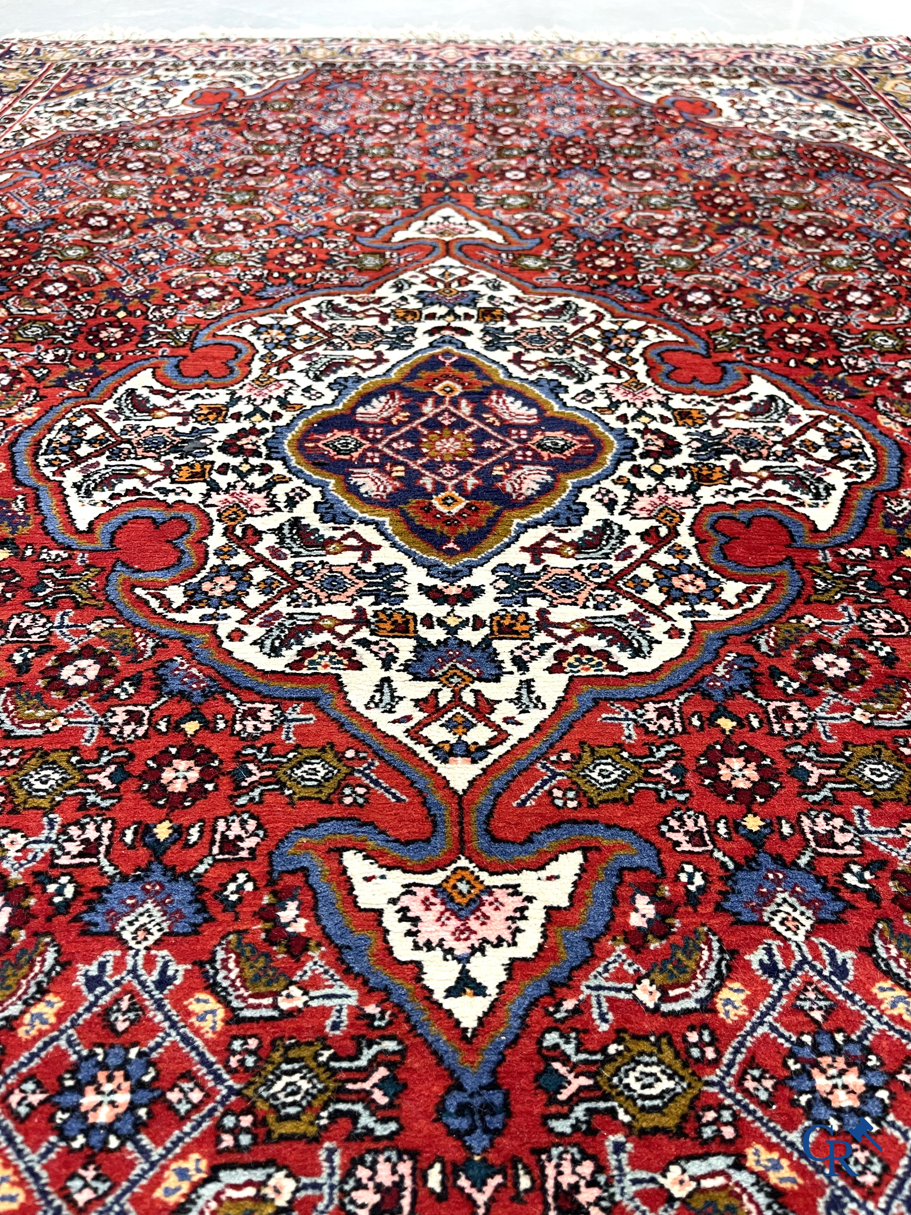 Oosterse tapijten. 2 handgeknoopte tapijten in wol.