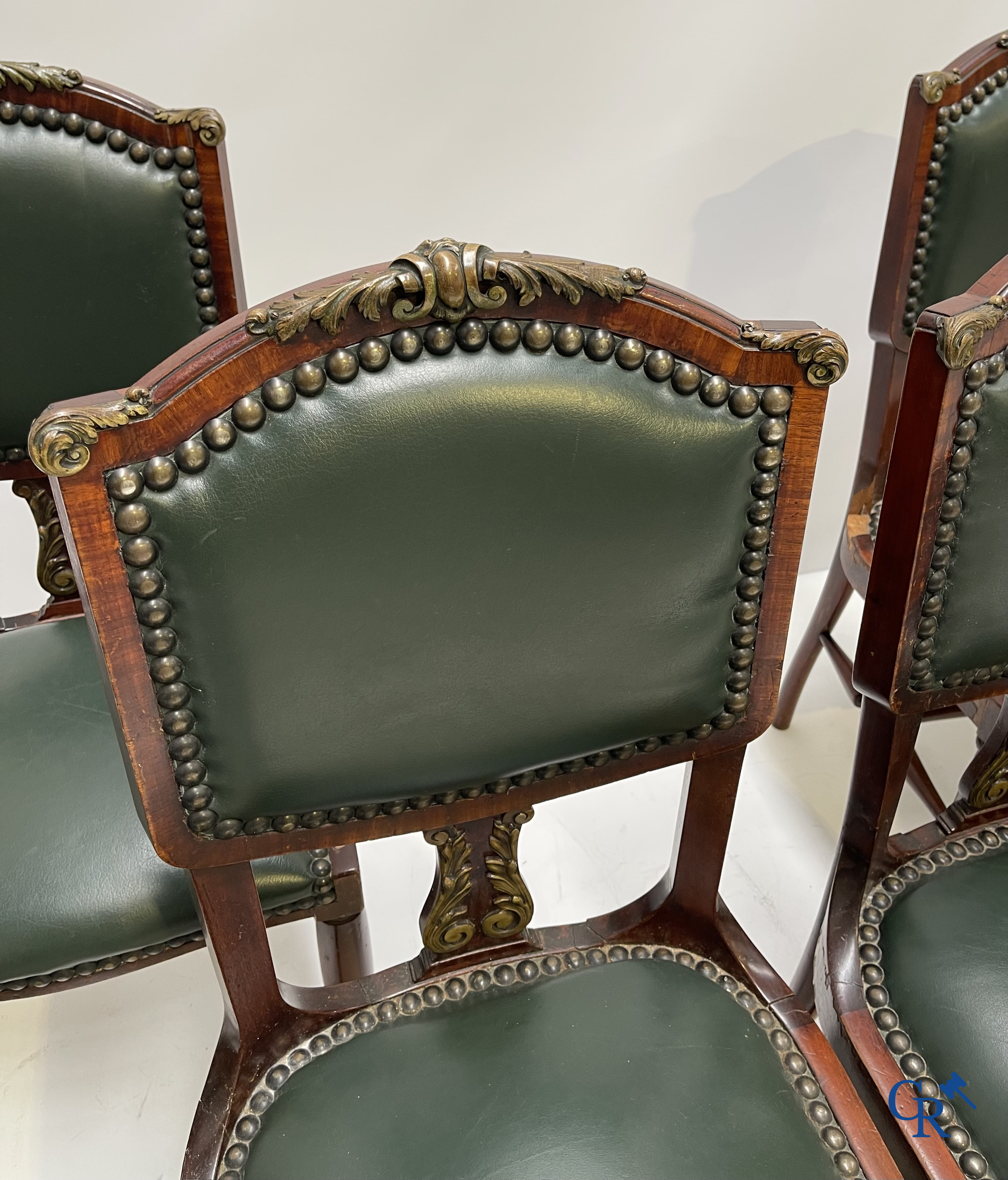 Uitzonderlijk eetkamermeubilair in mahoniehout fineer, marmer en brons. Napoleon III stijl. Circa 1900.