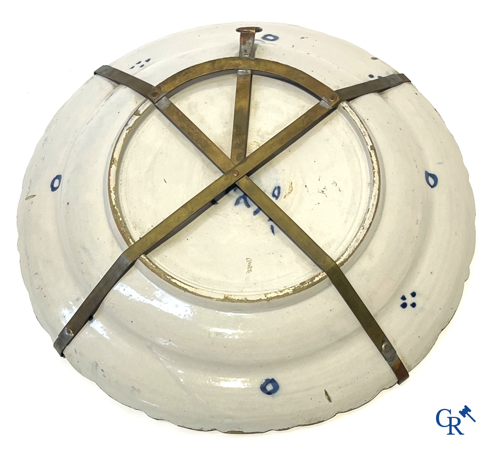 Delft. Een kavel van een paar bronzen kandelaars, 2 antieke Delftse schotel en 2 Delftse borden. 18e eeuw.