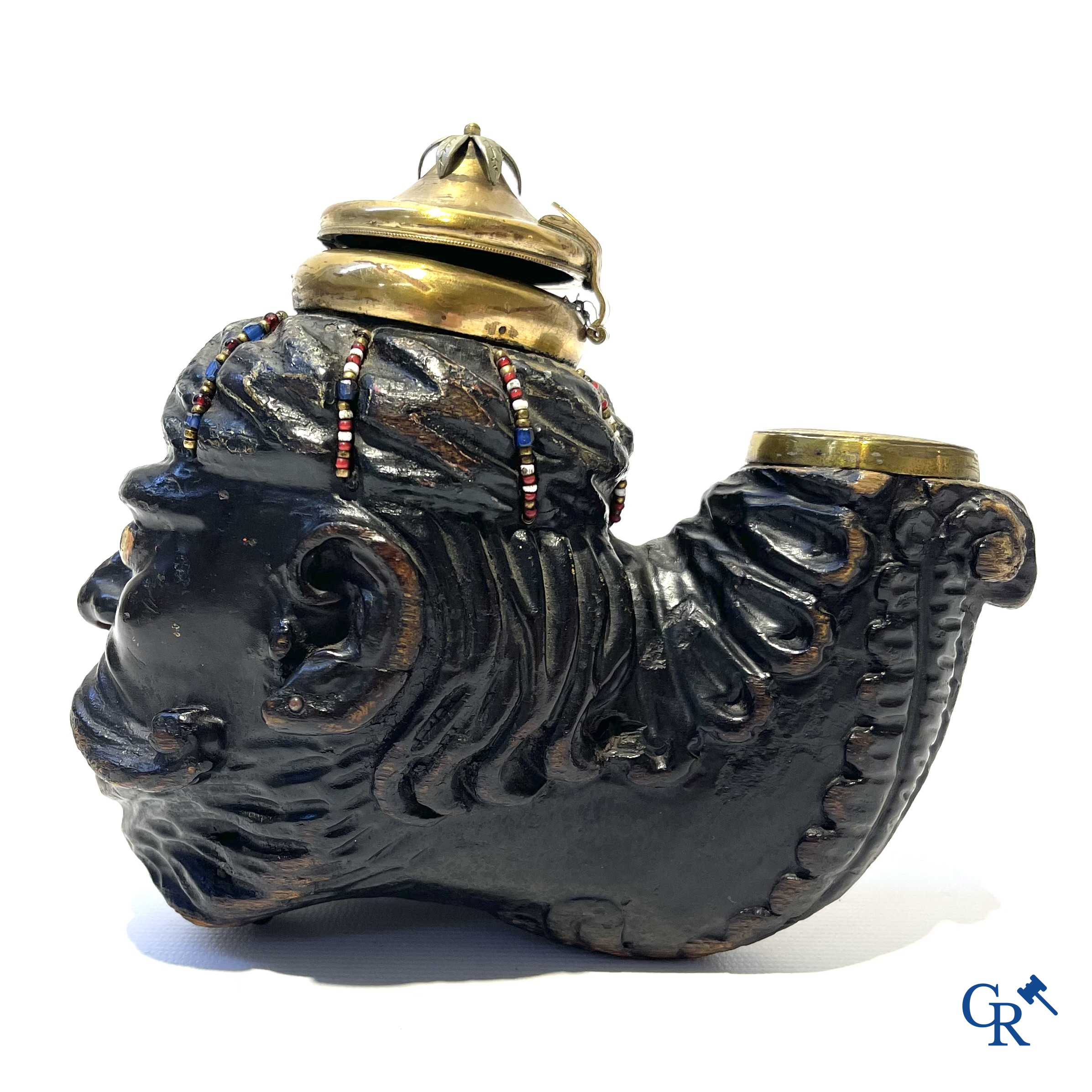 Uitzonderlijk grote zogenaamde Ulmer tabakspijp in gesneden en gepolychromeerd hout. Duitsland of Zwitserland 18e eeuw.