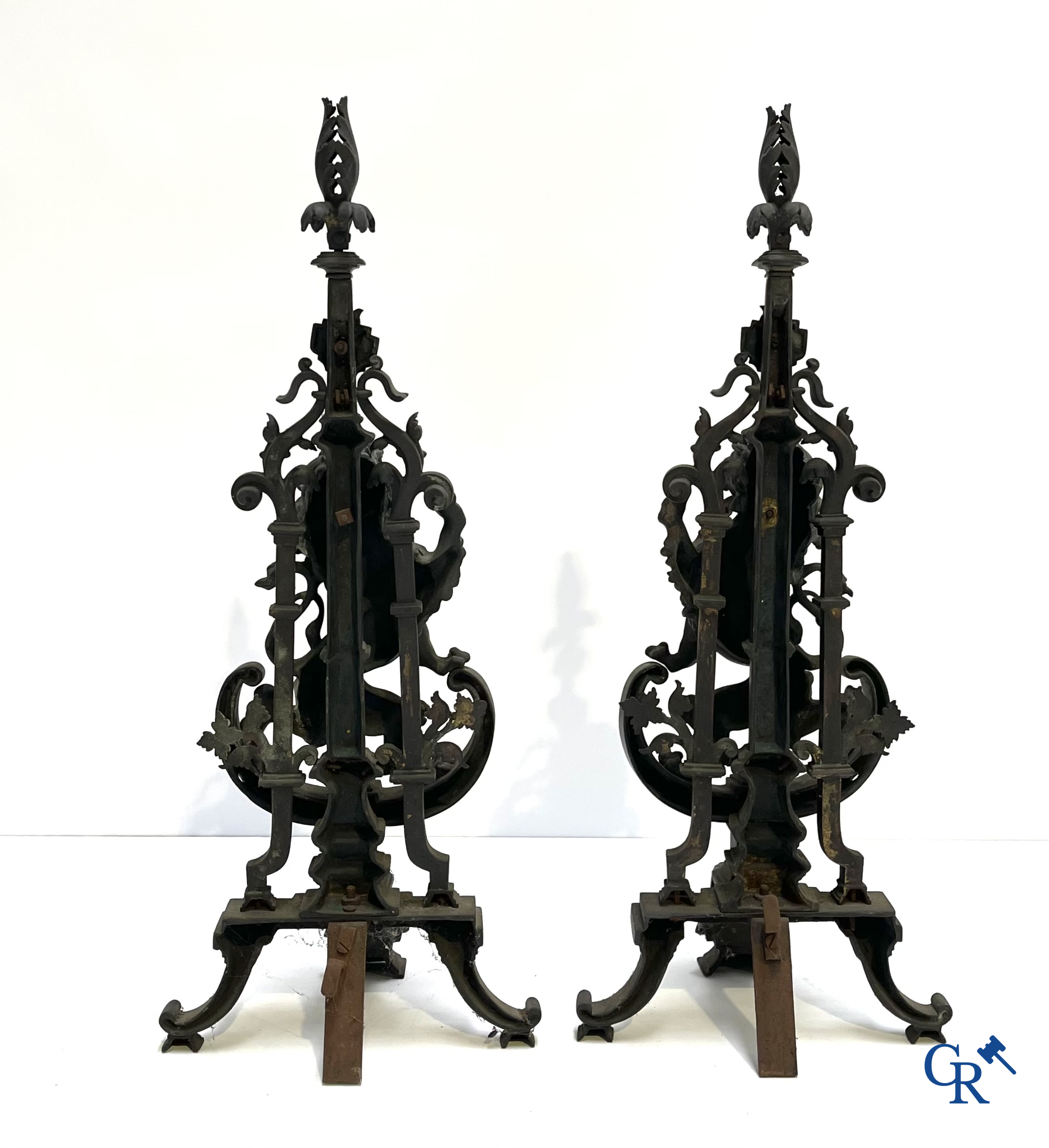 Paar bronzen haardstukken met leeuwen. 19e eeuw.