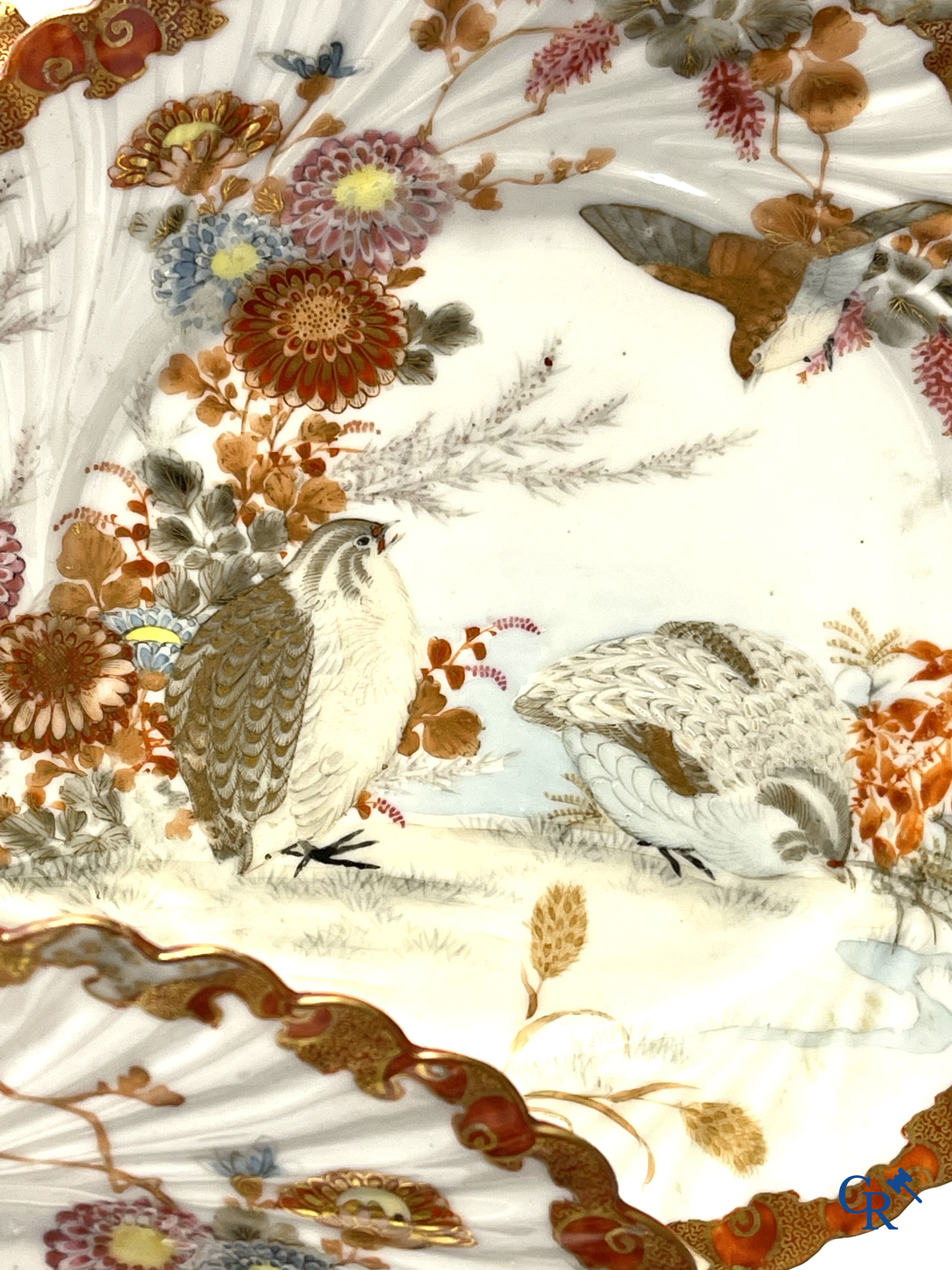 Een mooi lot brocante waaronder een Japans Kutani-porselein servies, een vaas in Val Saint Lambert en een jardinière.