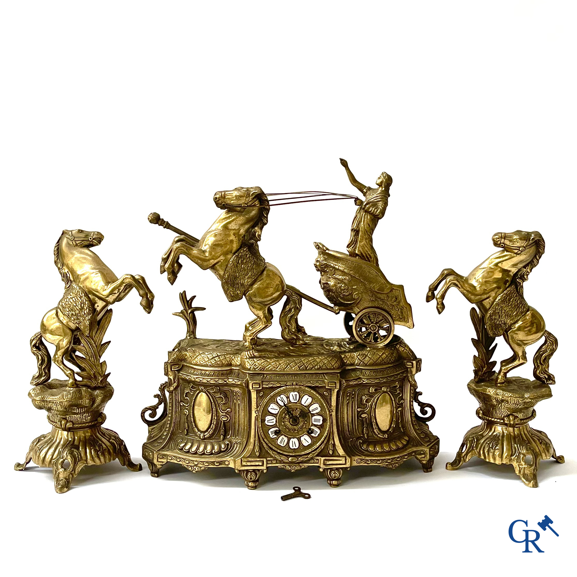 Grote schouwgarnituur in brons. "Strijdwagen". 20ste eeuw.