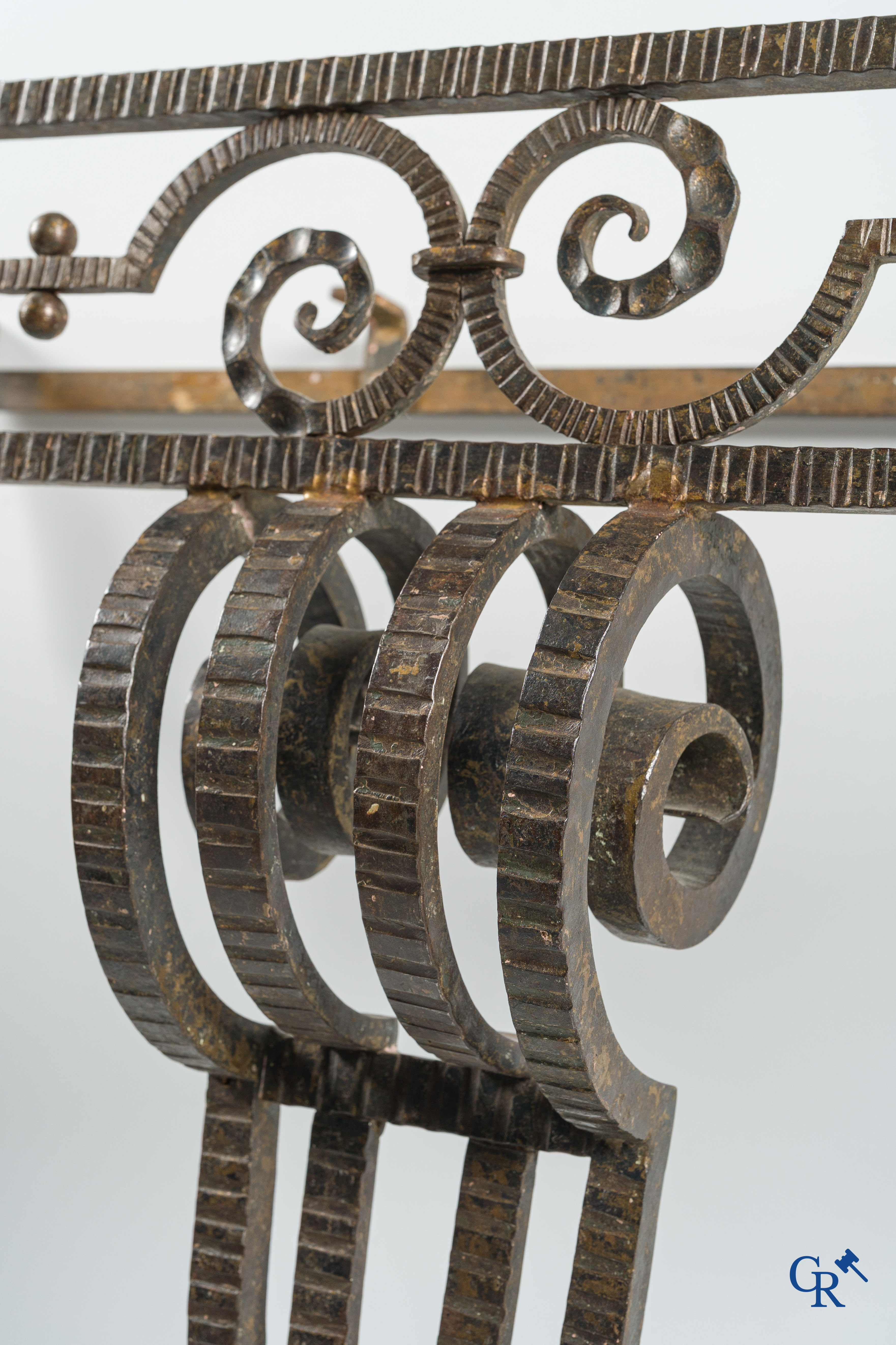 Art Deco. Muurconsole in bewerkt smeedijzer en marmer. Gesigneerd R. Haems. Circa 1930.