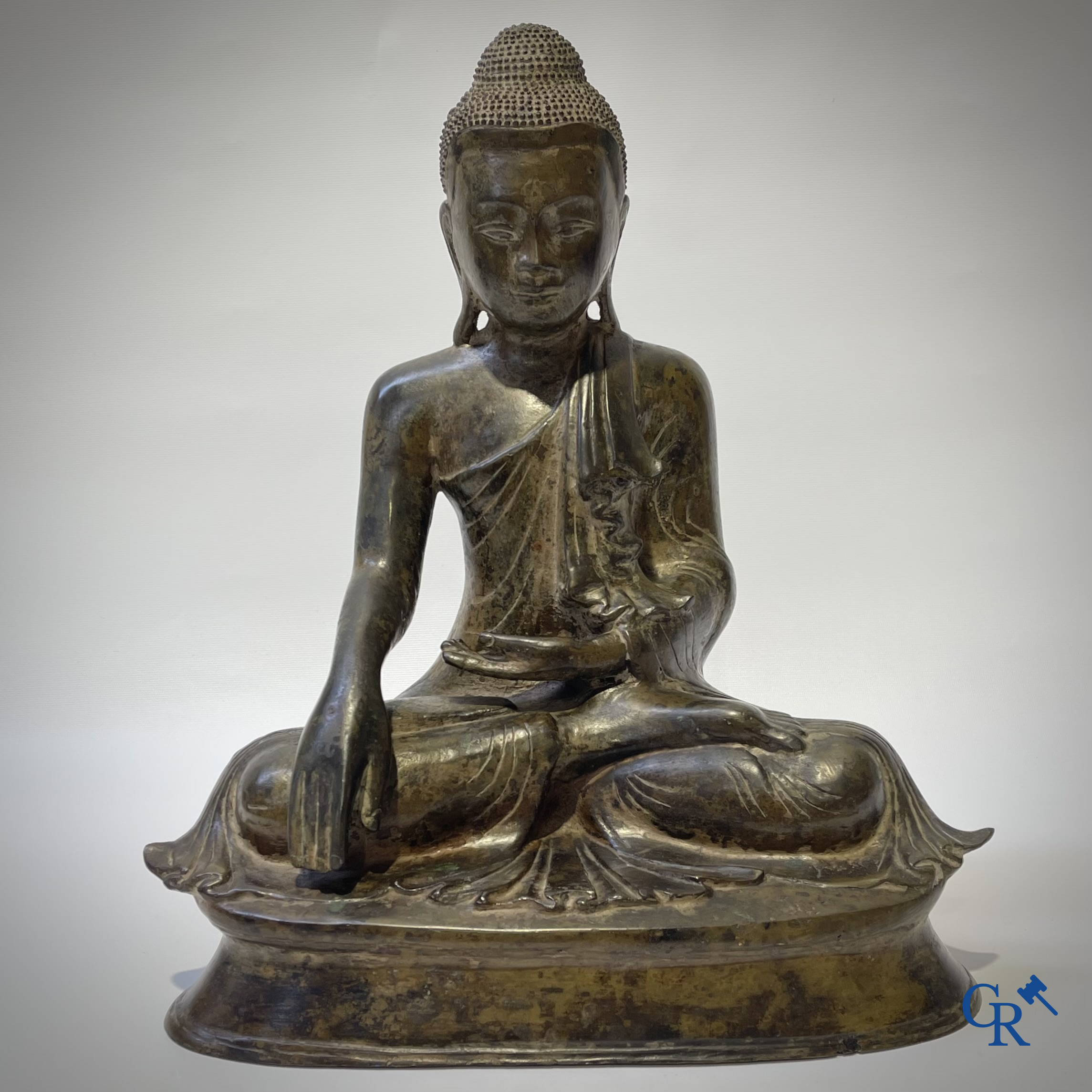 Aziatica. Een antiek bronzen Mandalay Boeddhabeeld. Birma, 19e eeuw.