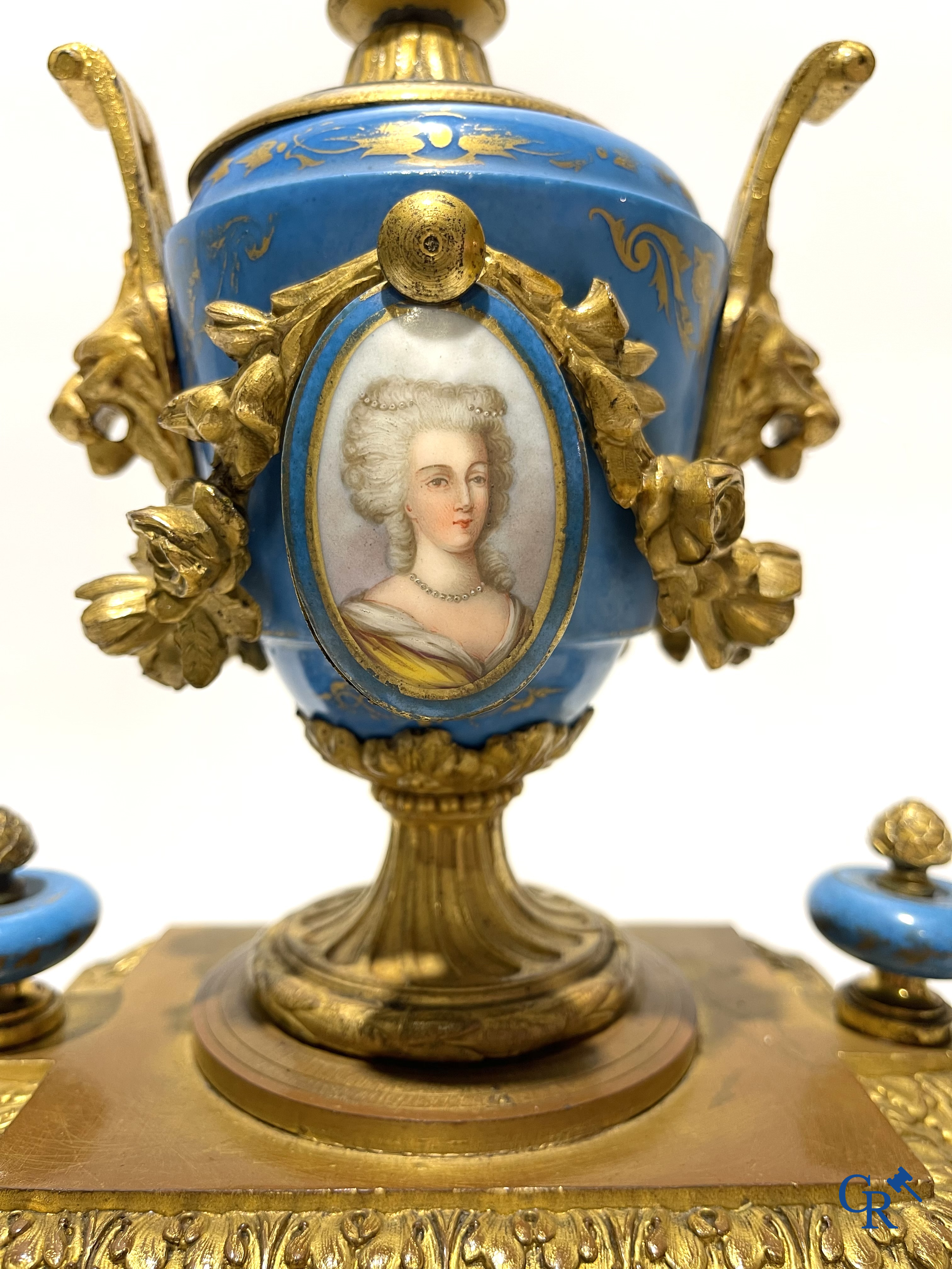 Een 3-delige schouwgarnituur met Sèvres porselein. LXVI-stijl, circa 1920.