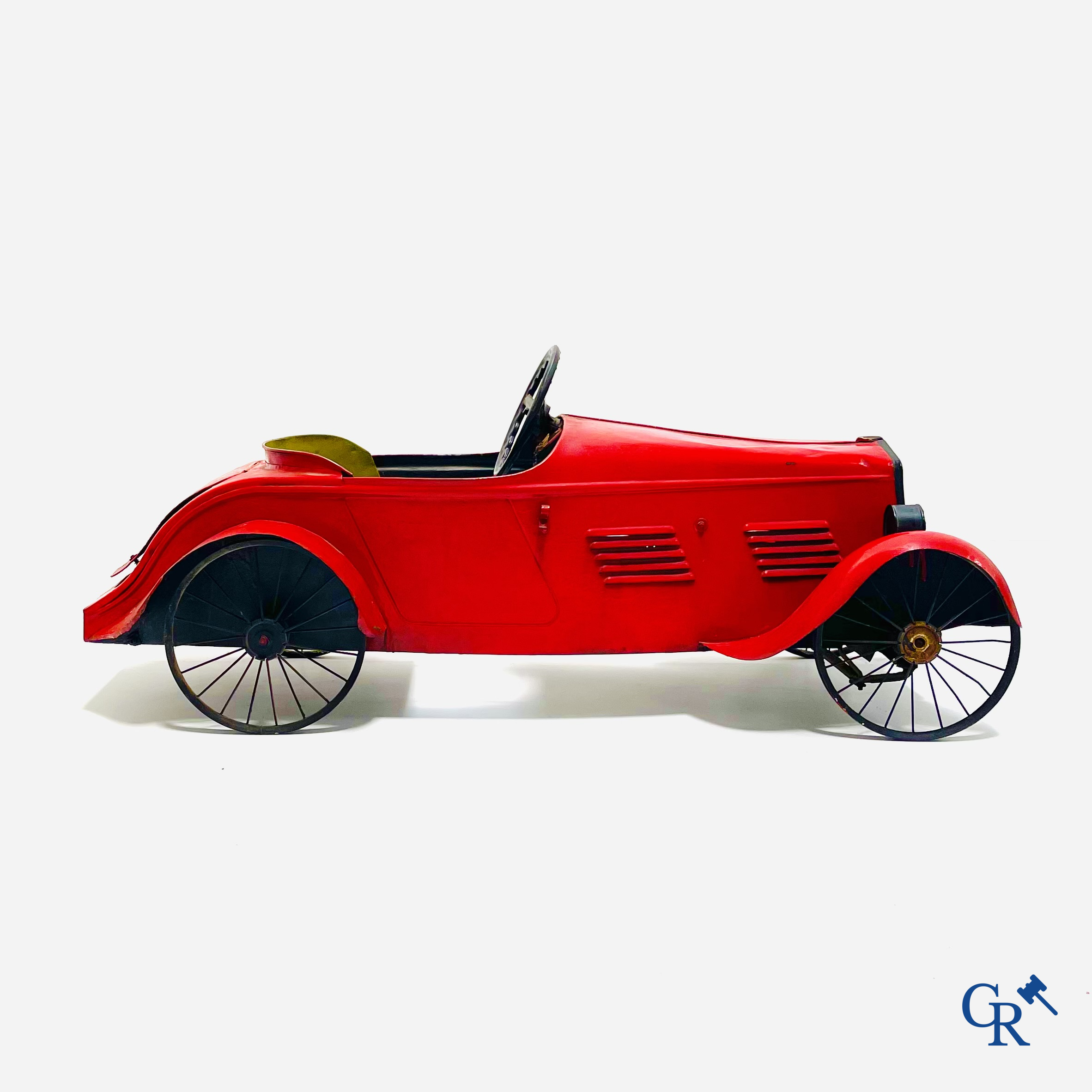 Eureka, model Delage. Luxe uitvoering met spaakwielen, verlichtingssysteem en opendraaiend kofferdeksel. Circa 1930.