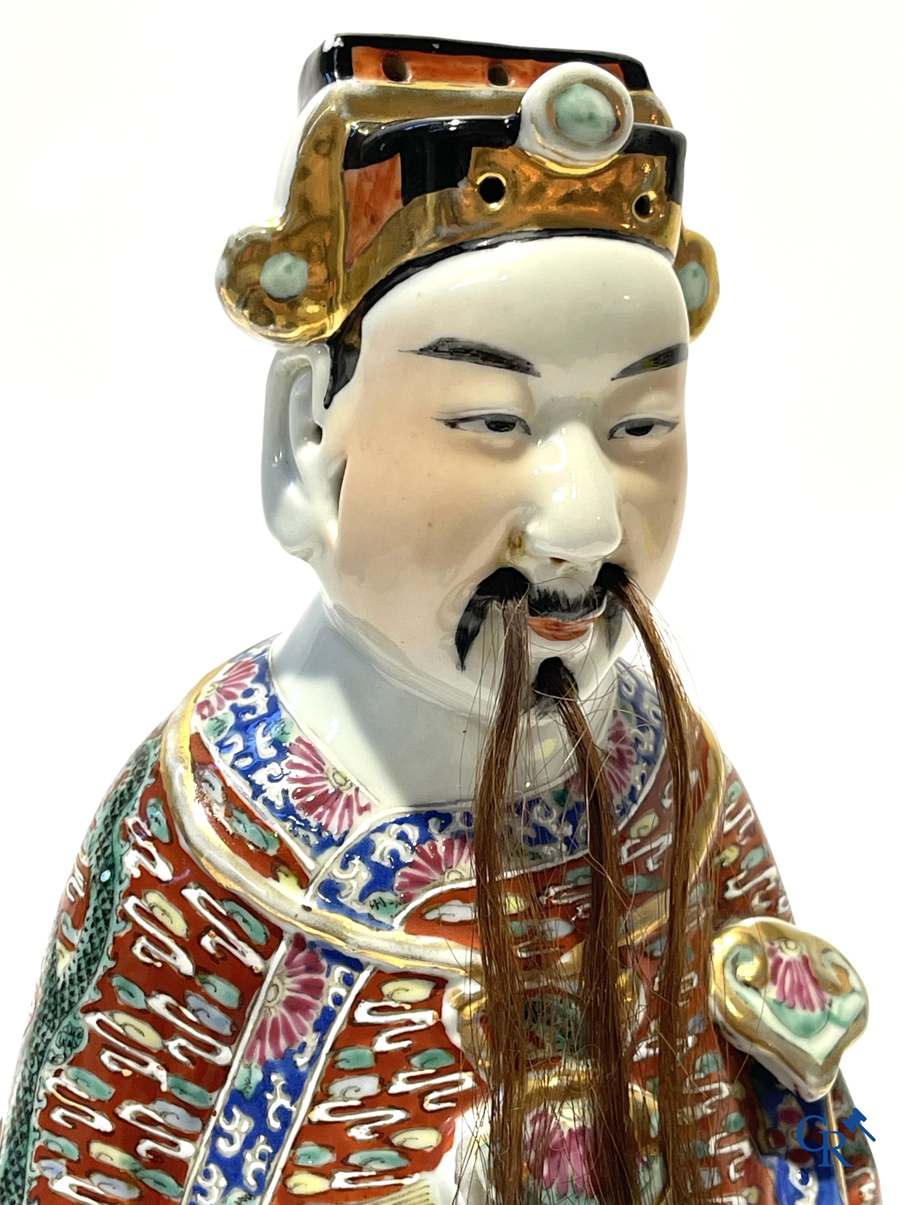 Aziatica. Een Chinese wijsheer in famille rose porselein op een houten sokkel. Gemerkt. 19de eeuw.