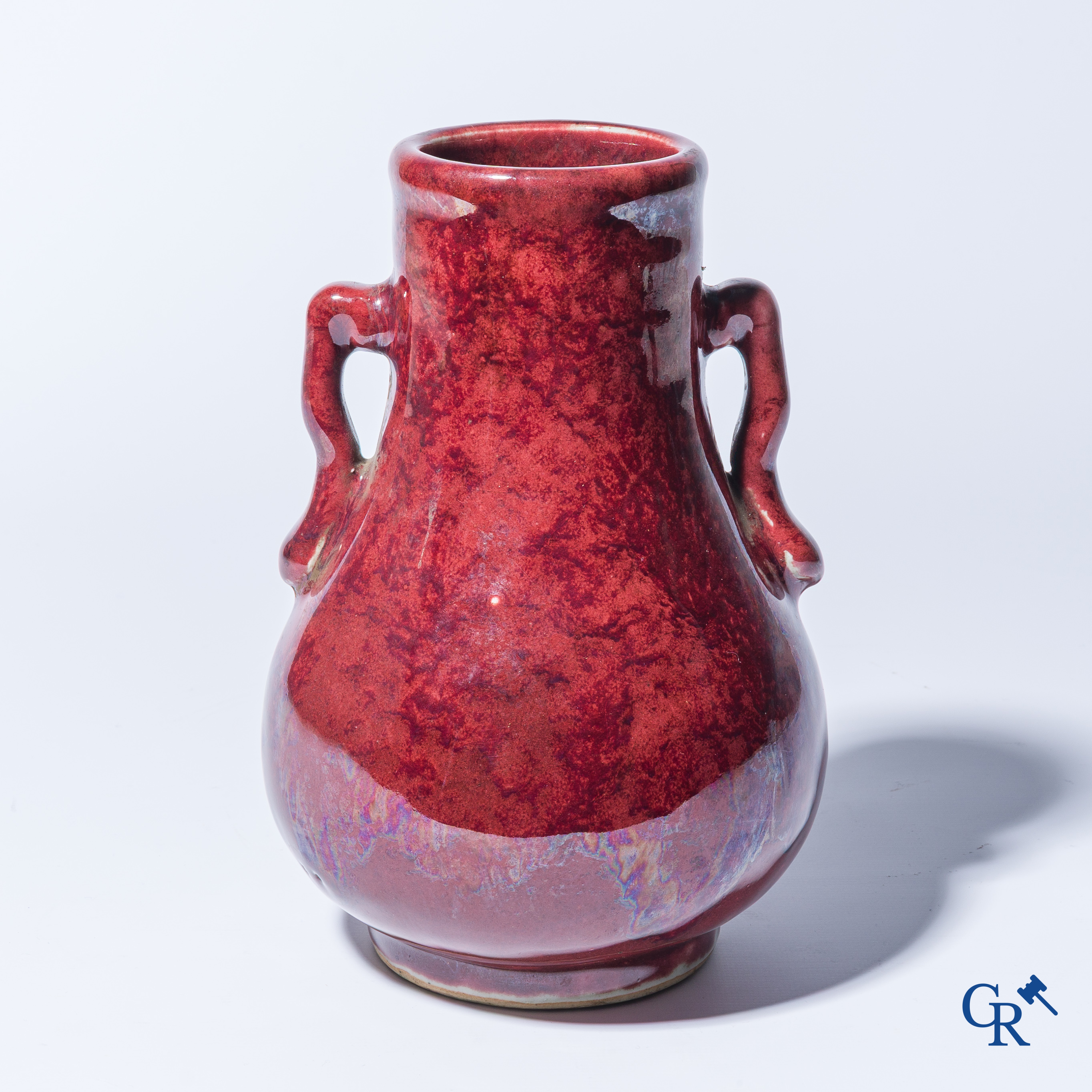 Aziatica. Een Chinese porseleinen Sang de boeuf vaas. 19e eeuw.