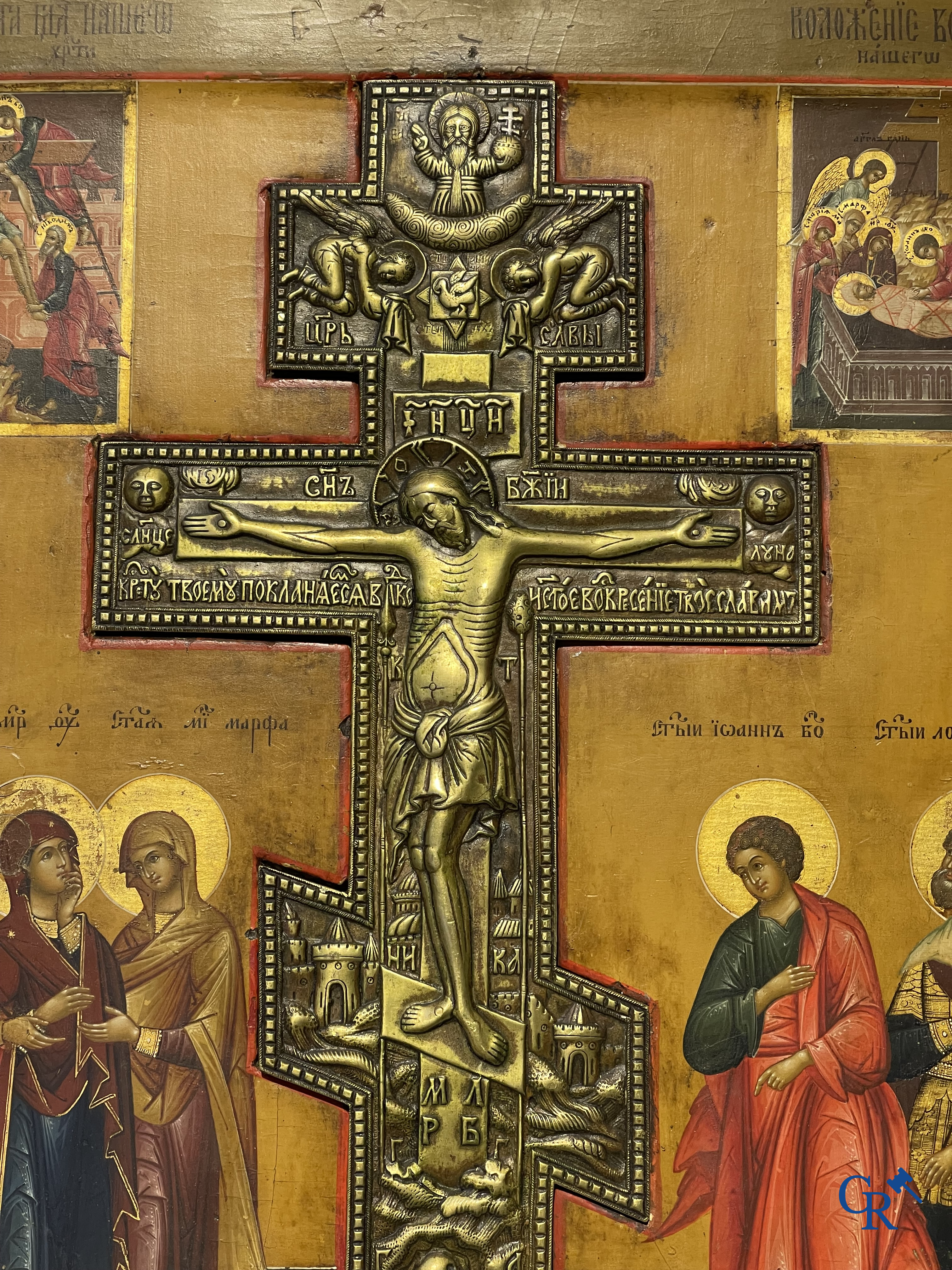 Icoon. Grote Russische Orthodoxe icoon met een ingelegd bronzen kruisbeeld. 19e eeuw.