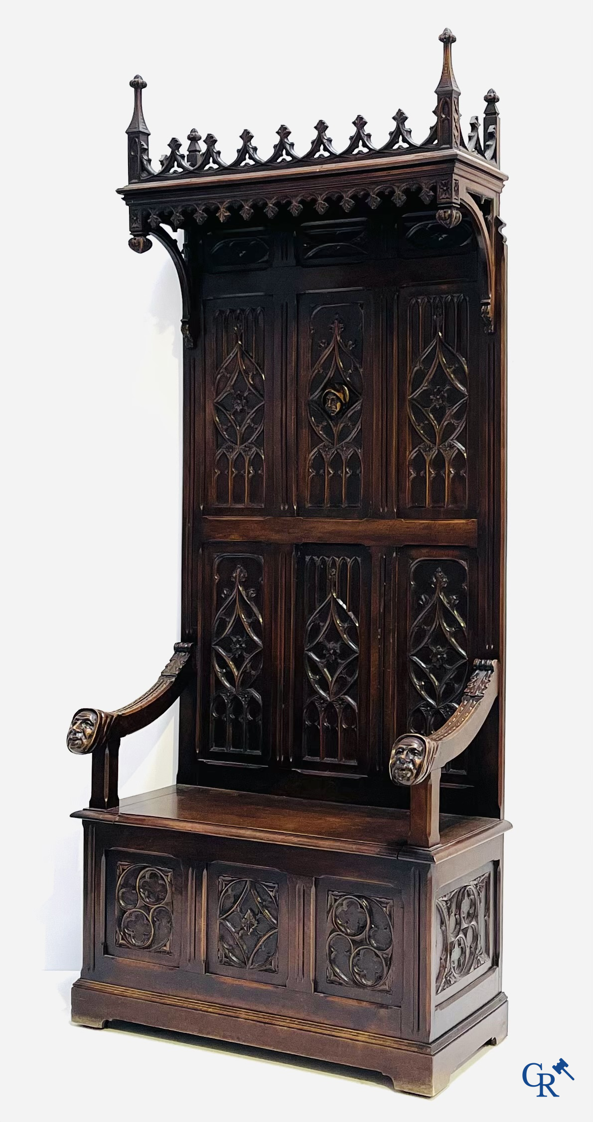 Een neogotische hallbank met koffer in notelaar. Gemerkt "Au Gros Chêne" à Paris.