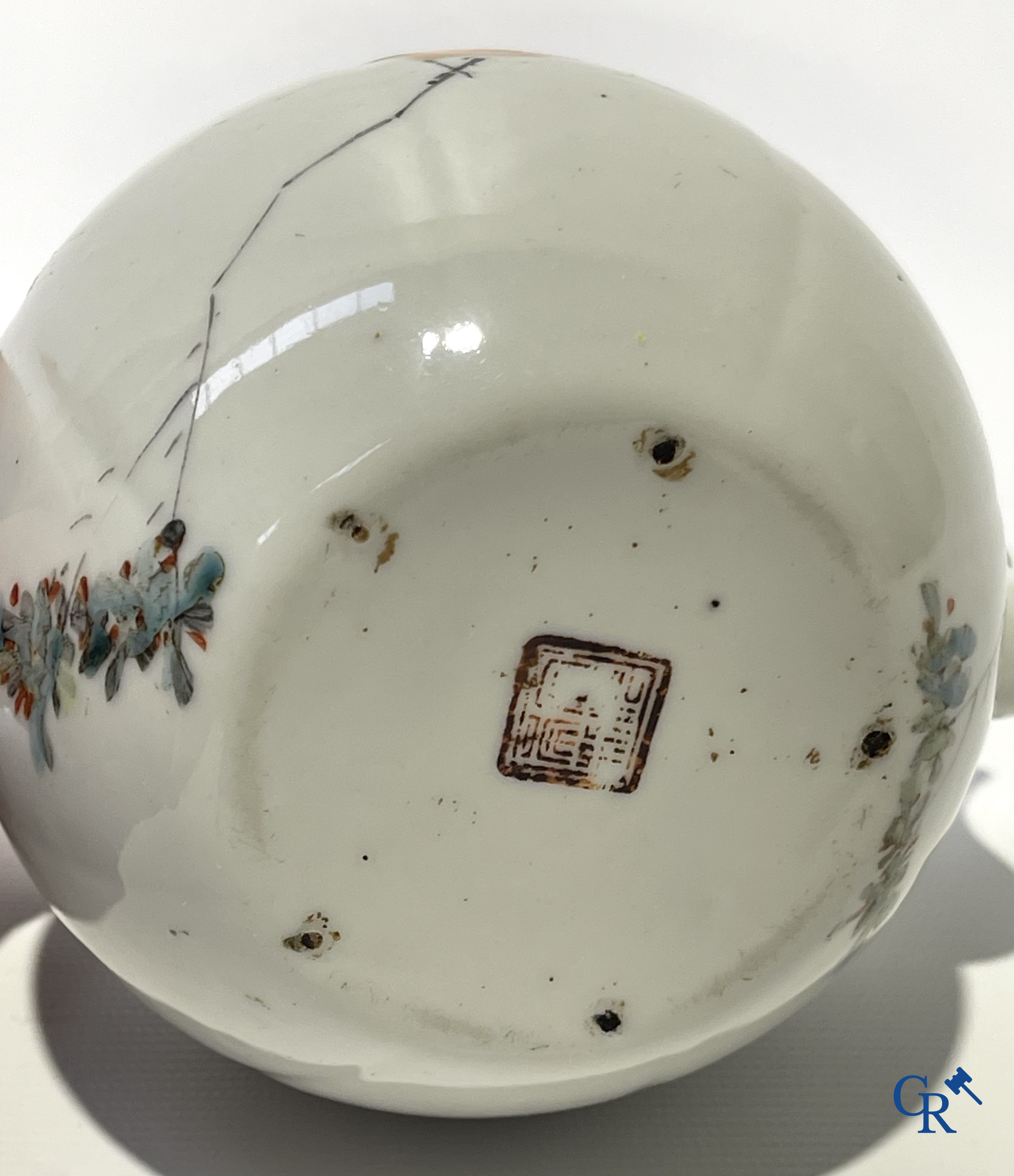 Aziatica. Chinees porselein. Een kavel van 2 Chinese theepotten en een Chinese kom.