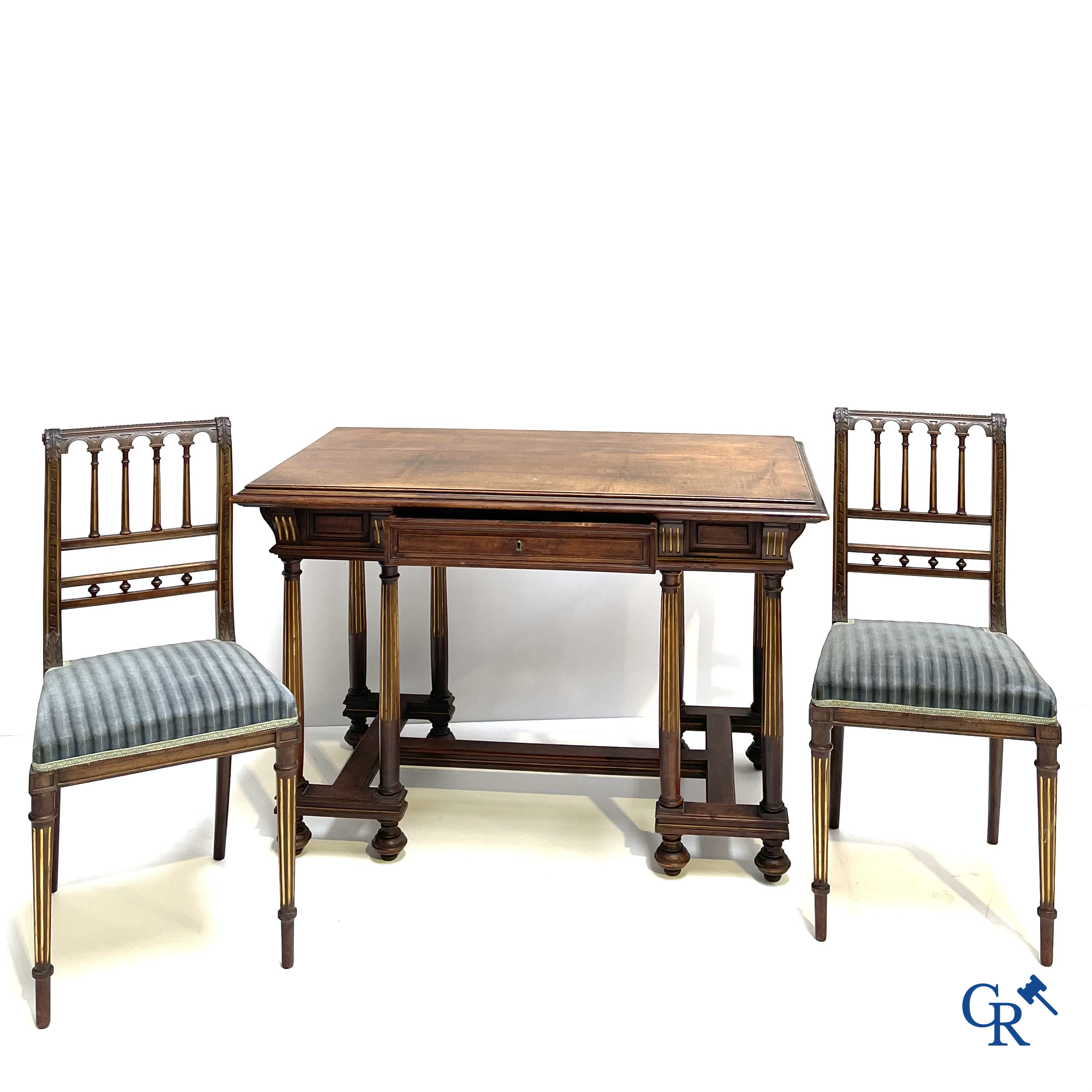 Damesbureau met 2 stoelen in gesculpteerd en verguld notelaar. Circa 1900.