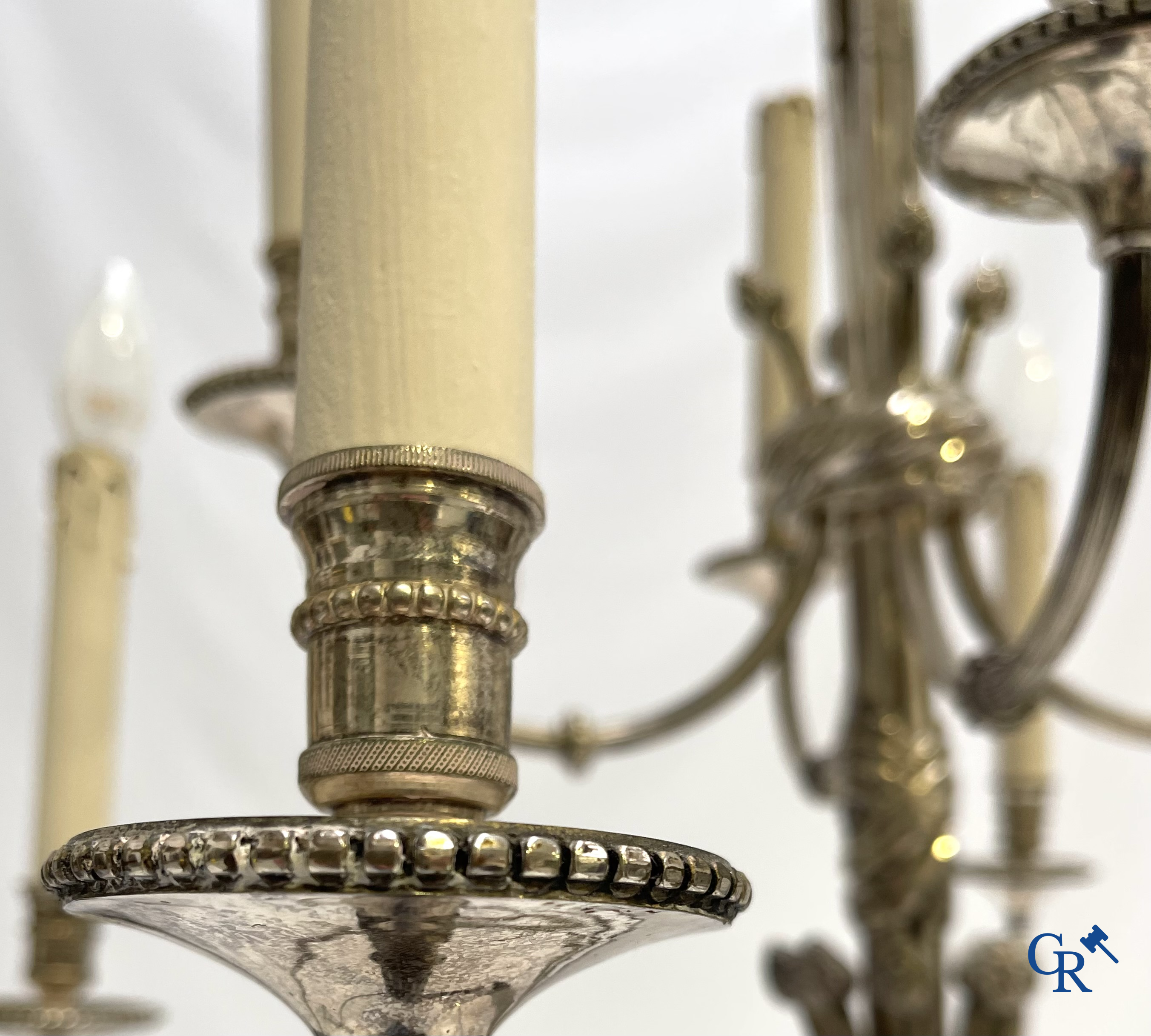 Willy Daro. Grote luchter met 12 lichtpunten in verzilverd brons. LXVI-stijl. Met origineel aankoopbewijs uit 1981.