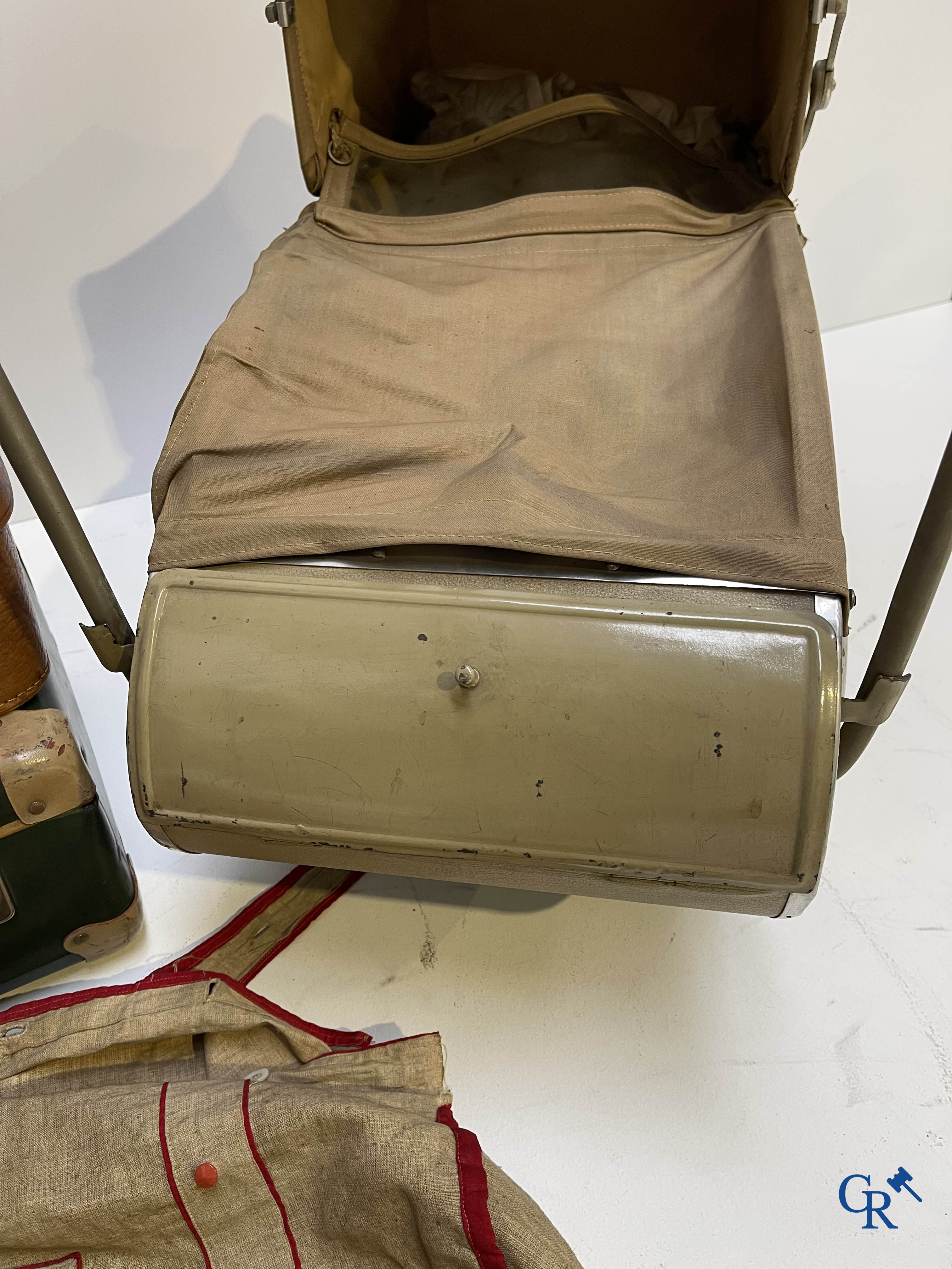 Oud speelgoed. Een kavel met divers oud speelgoed. Torck, schildpad pop, oude koffers en andere. Jaren '40-'50.