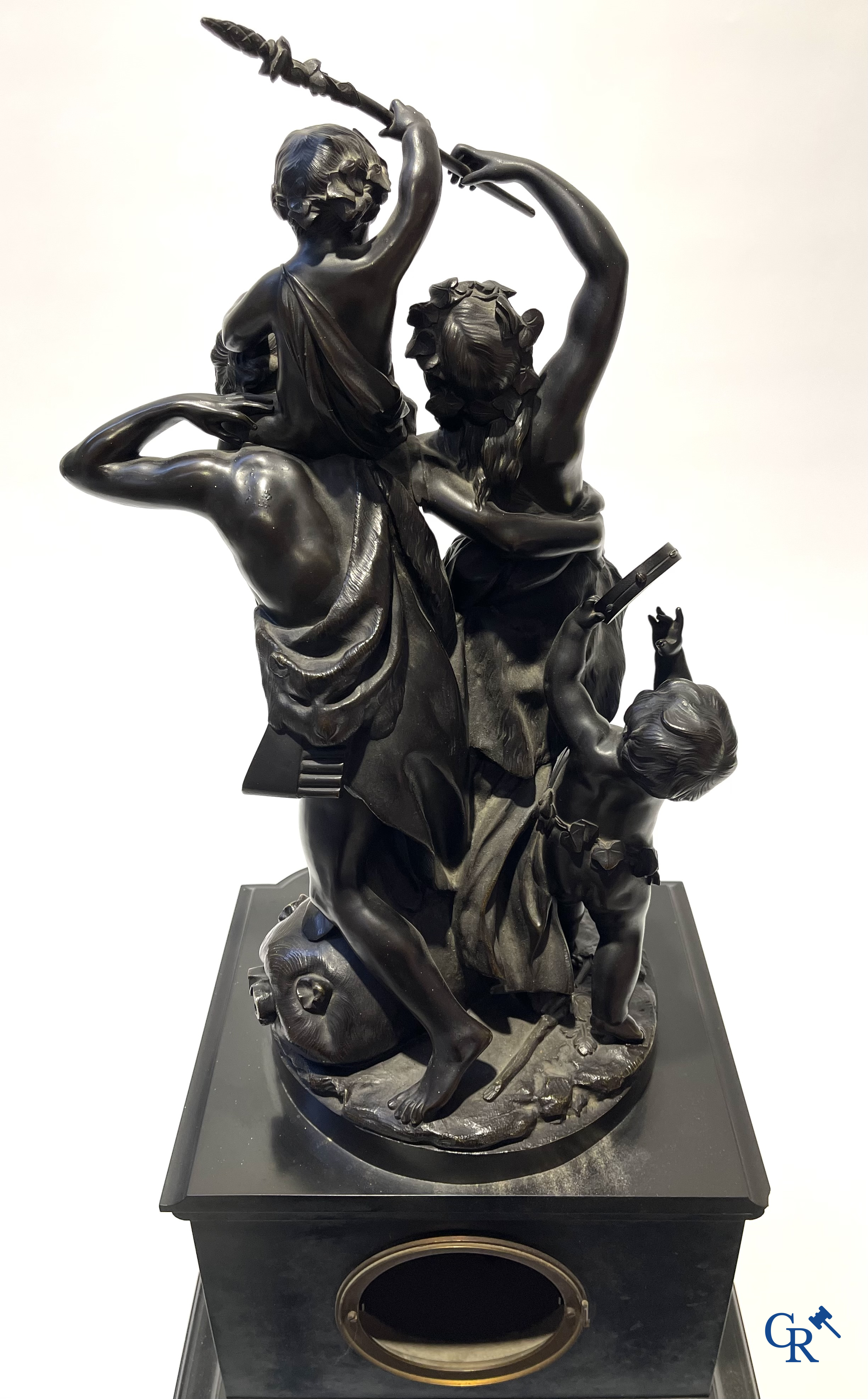 3 delige schouwgarnituur in marmer en brons in de stijl van Clodion. Circa 1900.