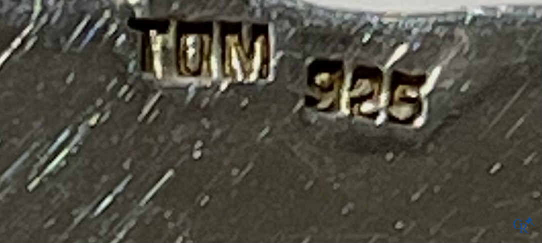 Zilver. Een ovaal dienblad in Sterling zilver. Gemerkt TOM 925.