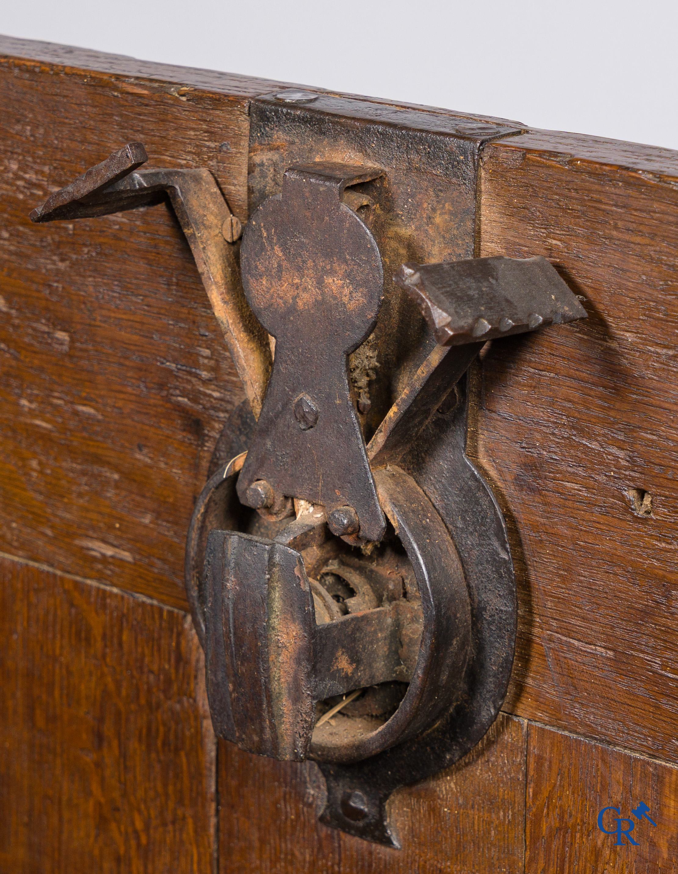 Eikenhouten koffer met origineel smeedijzer slotwerk. Mooie patina. 18e eeuw.