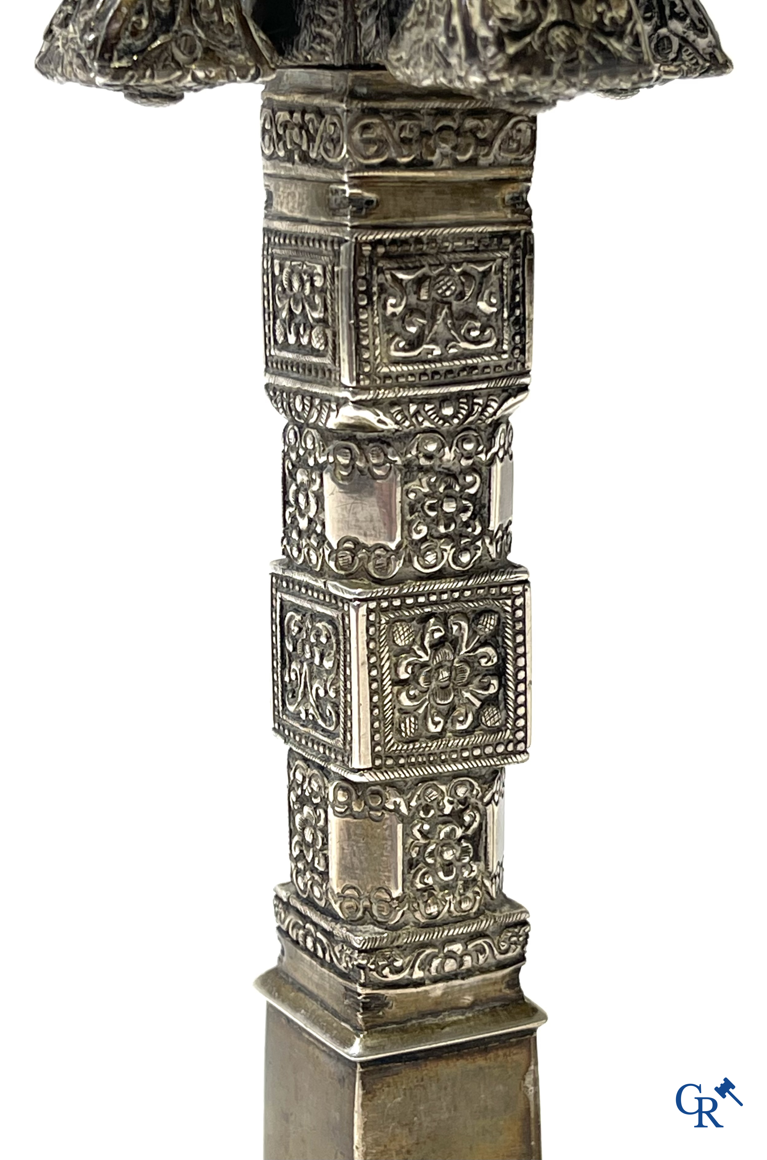 Zilver. Uitzonderlijk paar zilveren kandelaars in de vorm van houten tempelzuilen. Sri Lanka, Kandy, 19e eeuw.