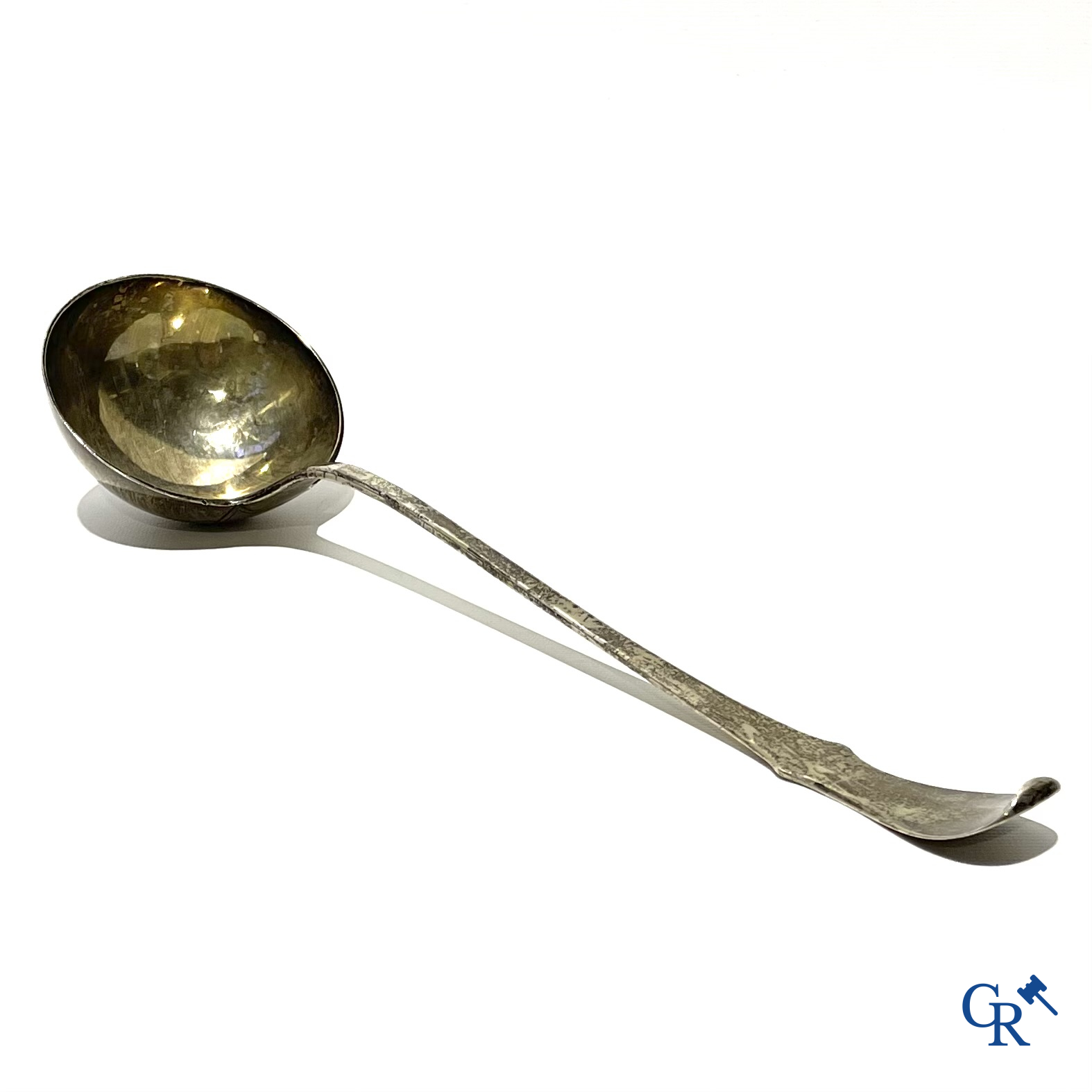 Grote zilveren pollepel. Meerdere onleesbare keurmerken. Belgisch werk, 18e eeuw.