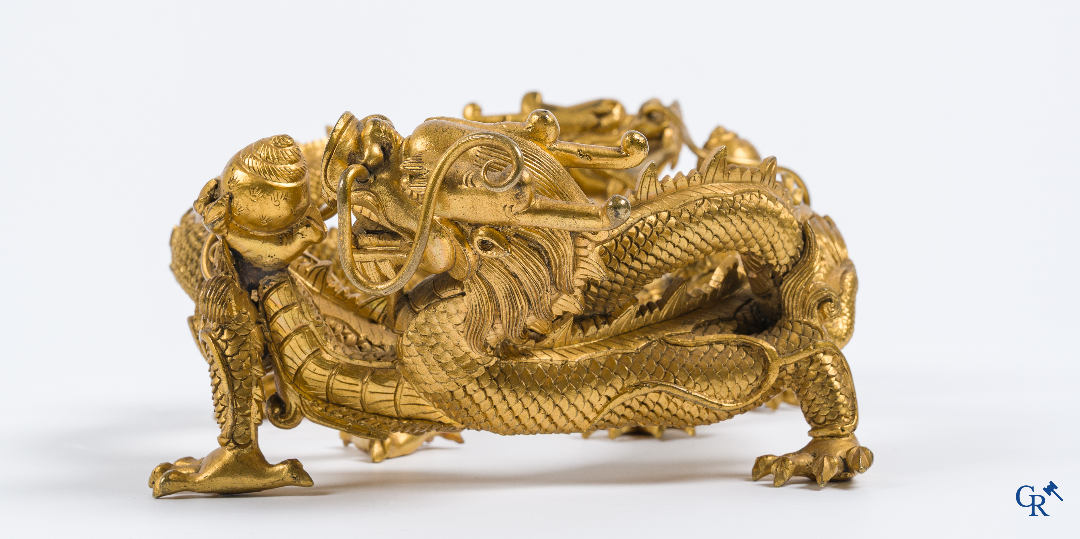 Aziatica. China. Een zeldzame Chinese drakensokkel in verguld brons. Qing Dynastie.