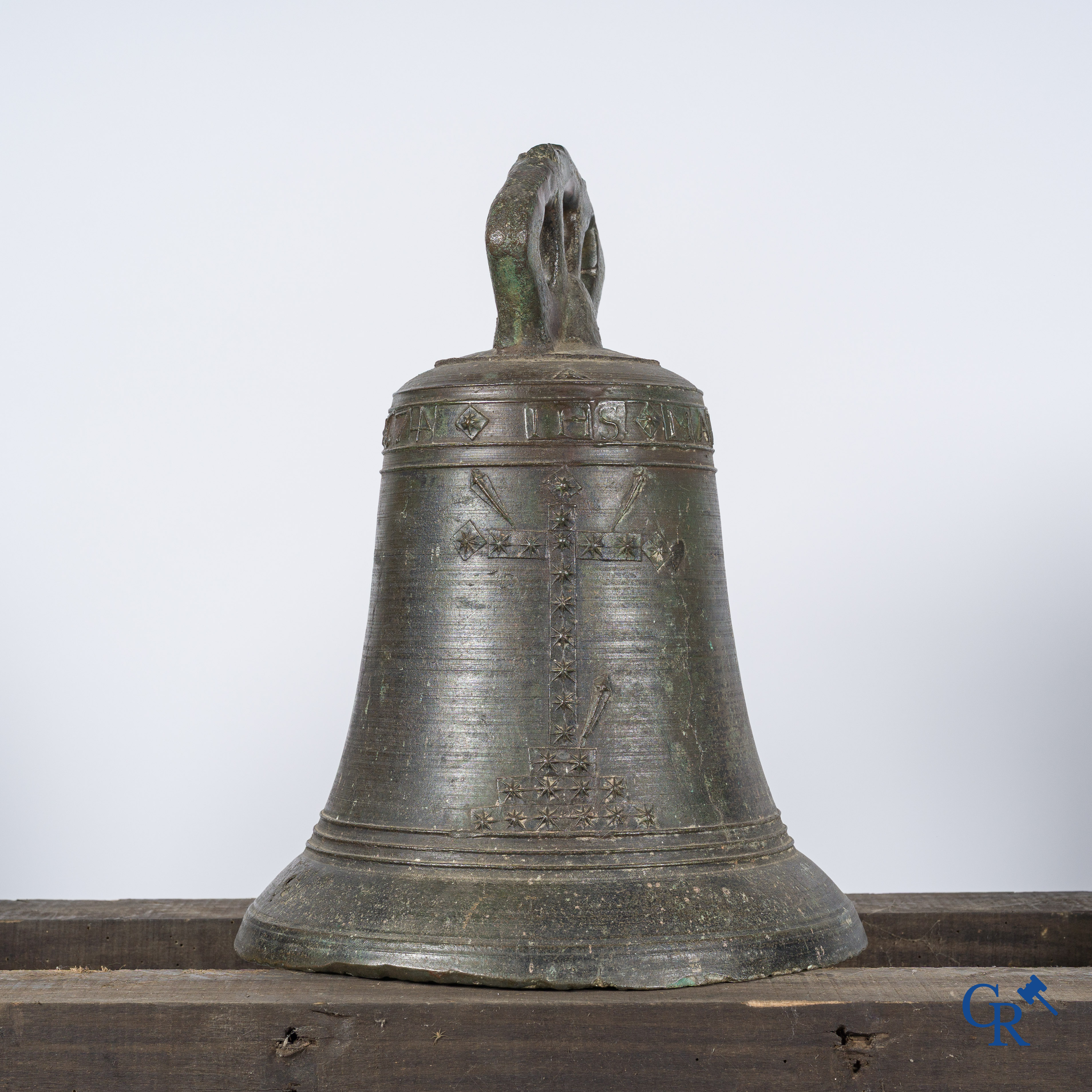 Religieuze objecten. Een antieke kerk kroonklok of bel in brons. Inscriptieband. Gedateerd 1674.