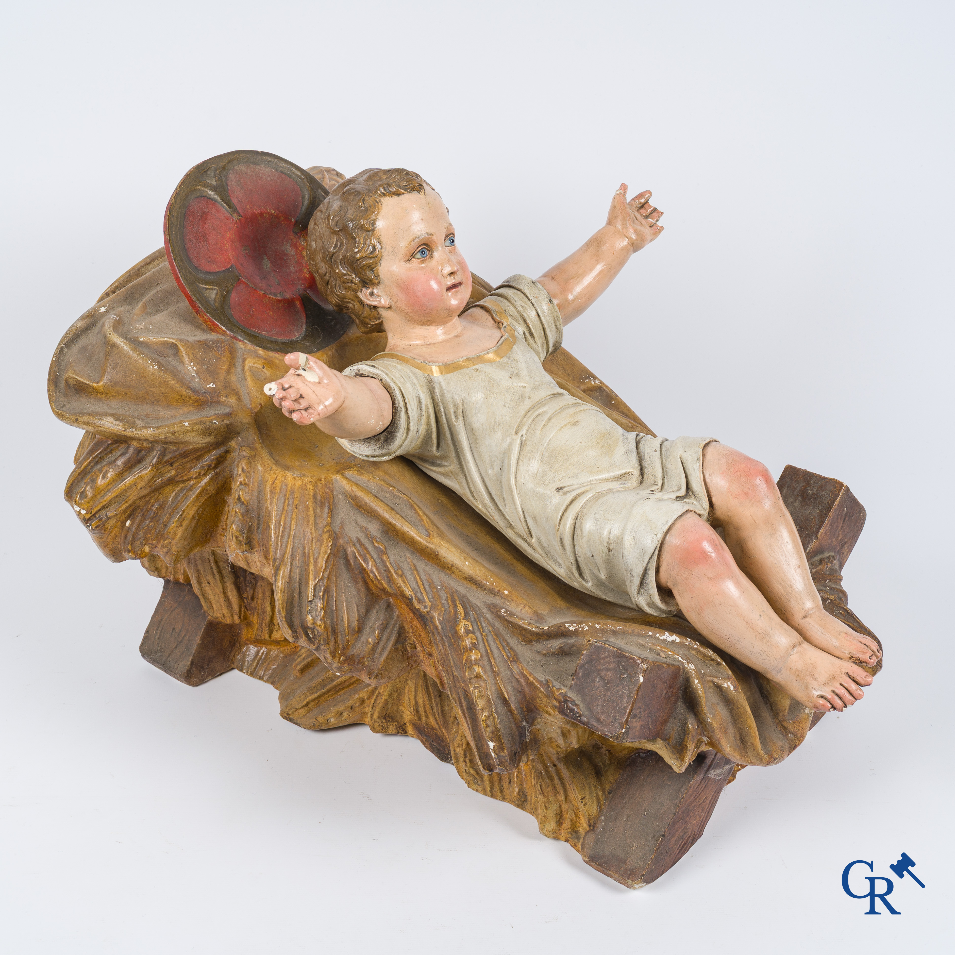Religieuze objecten. Een grote kribbe met het Jezus kind in gepolychromeerd plaaster. Glazen ogen en gemerkt Paris.