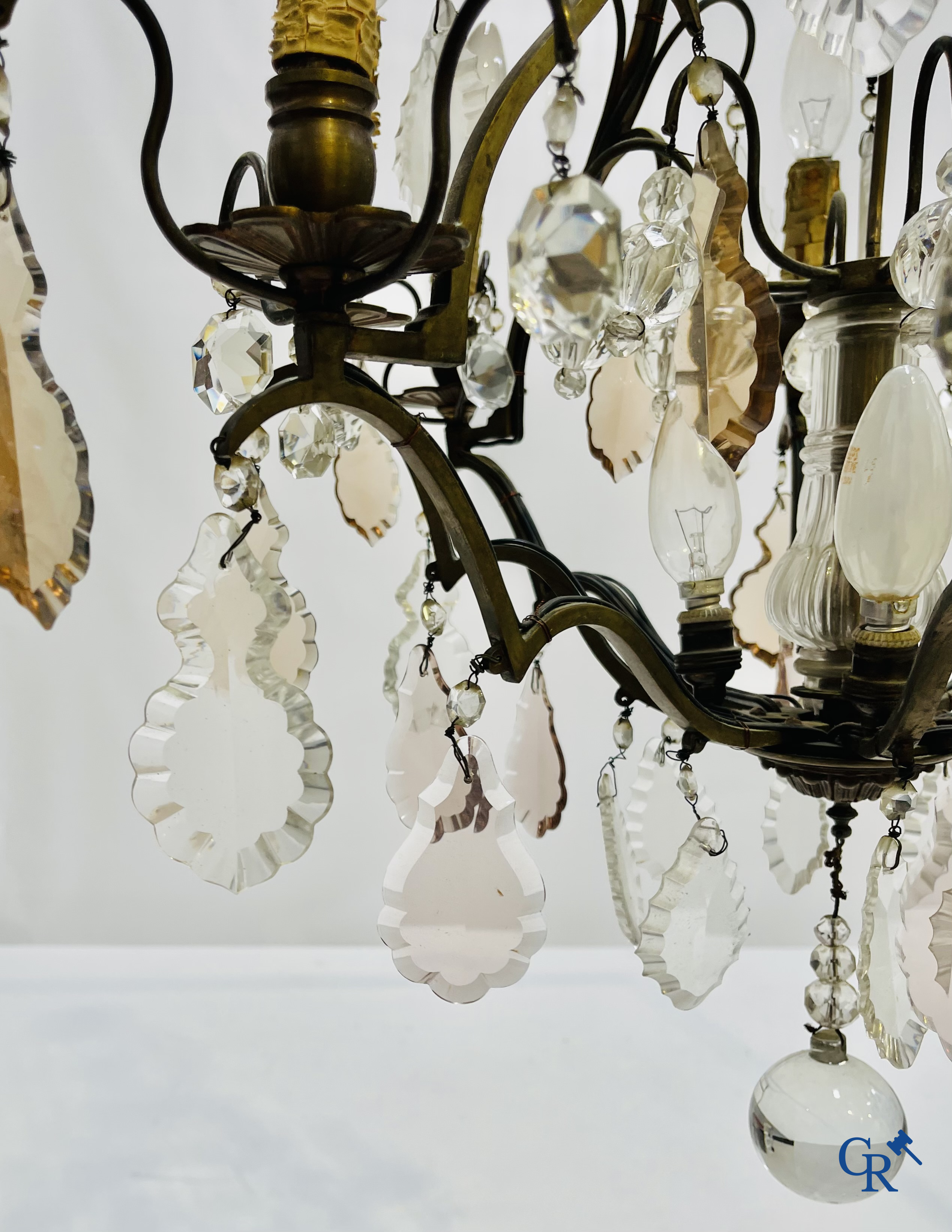 Een kavel van 2 luchters met kristal en een paar bronzen wandlichten.