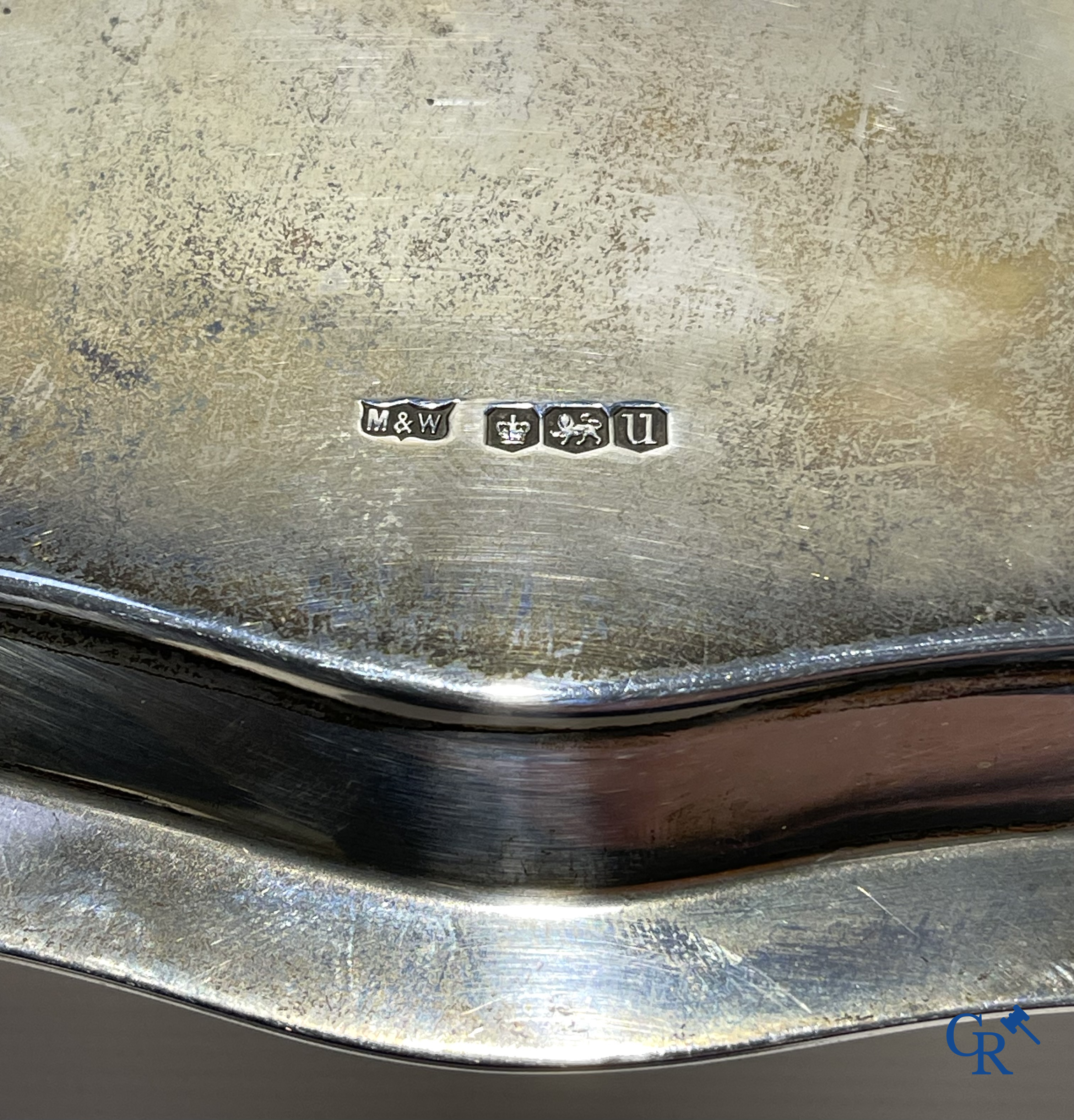 Zilver. Mappin & Webb Ltd London. Ronde schotel met gelobde rand en klauwenpoten. Meerdere keurmerken.