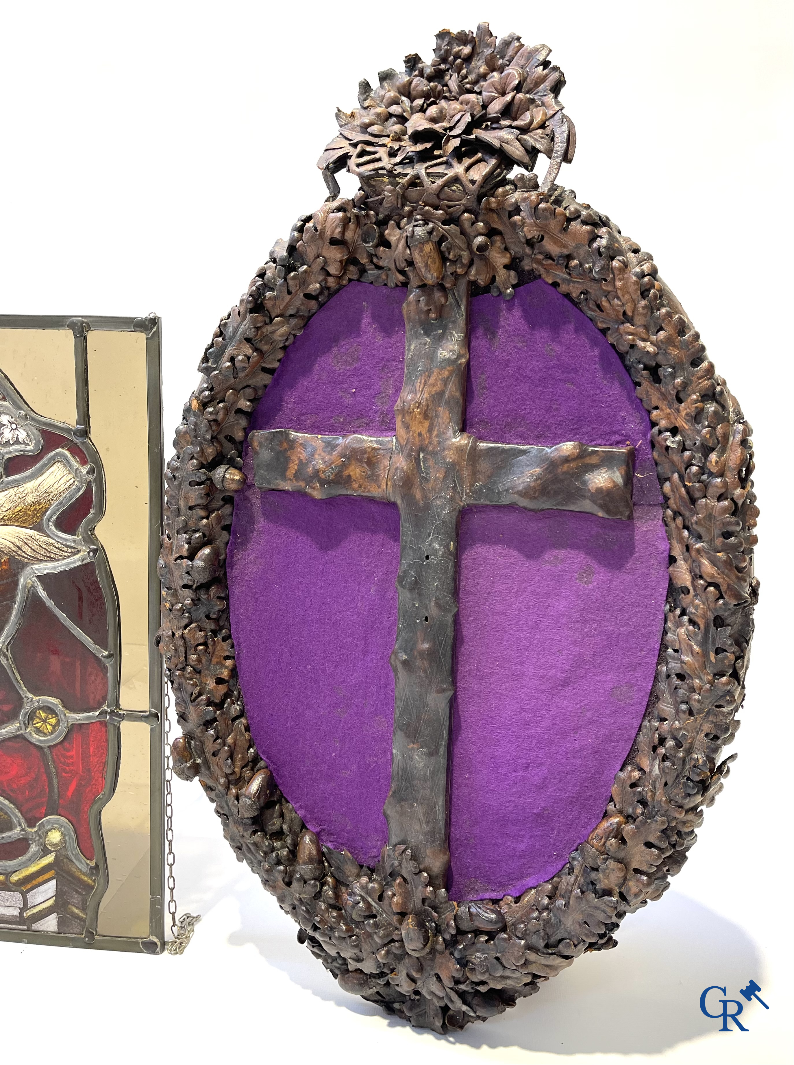Religieuze objecten. Glas in loodraam met brandglas, kader met kruis in bewerkt leder, ovale kader als souvenir.