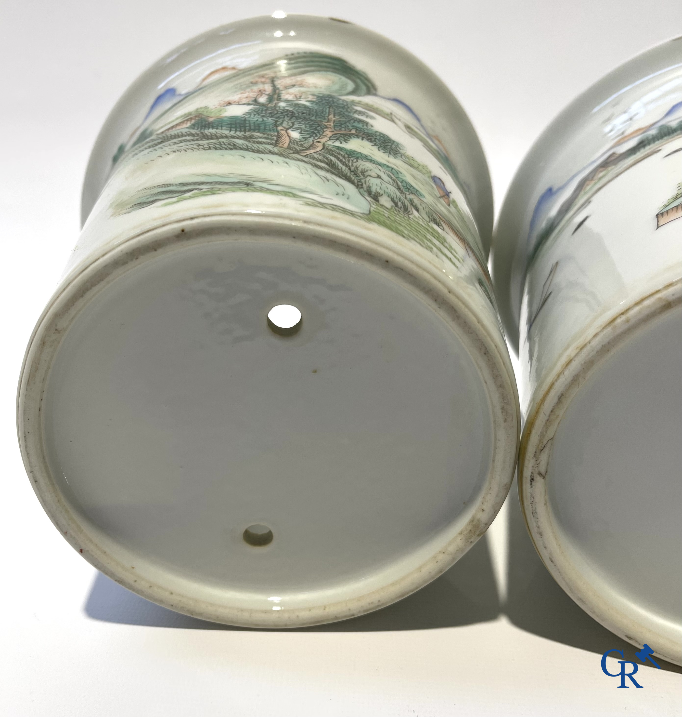 Aziatica. Chinees porselein. Een paar jardinières met een decor van landschappen. 