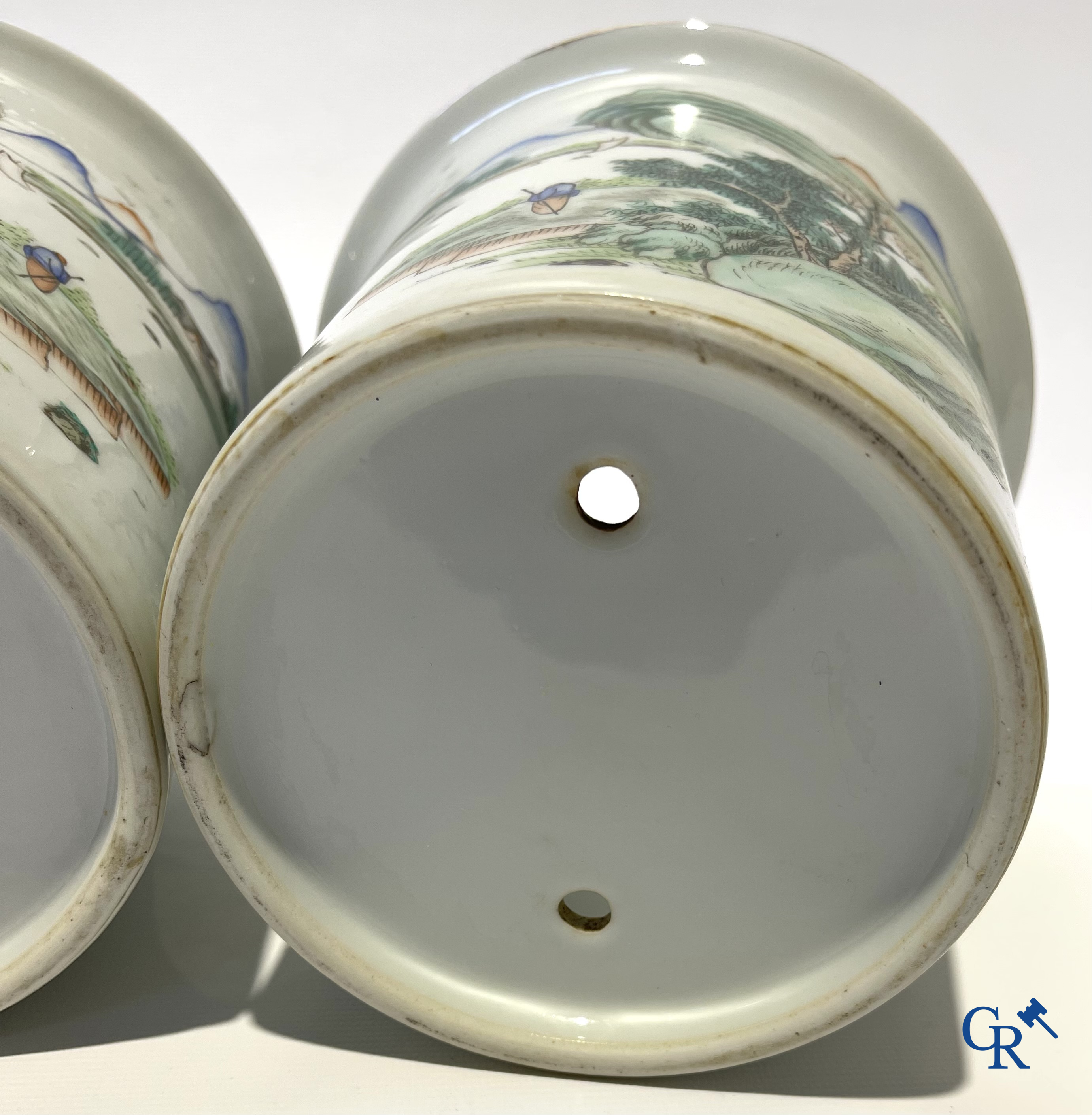 Aziatica. Chinees porselein. Een paar jardinières met een decor van landschappen. 