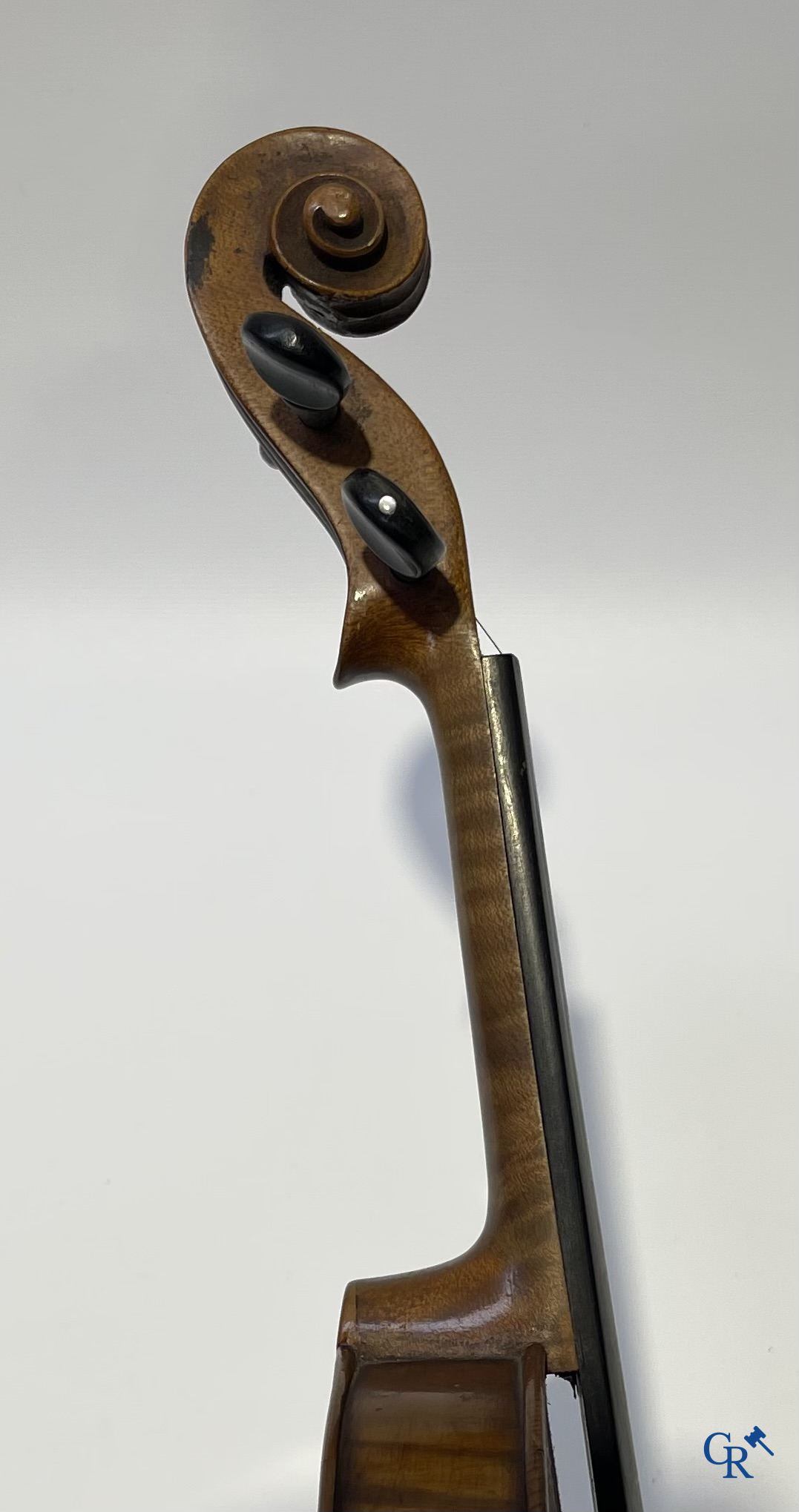 Antieke viool met strijkstok in opbergkoffer.