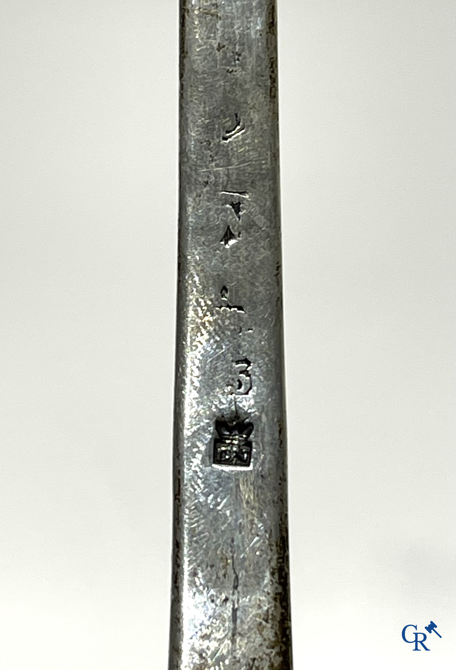 Grote zilveren pollepel. Meerdere onleesbare keurmerken. Belgisch werk, 18e eeuw.