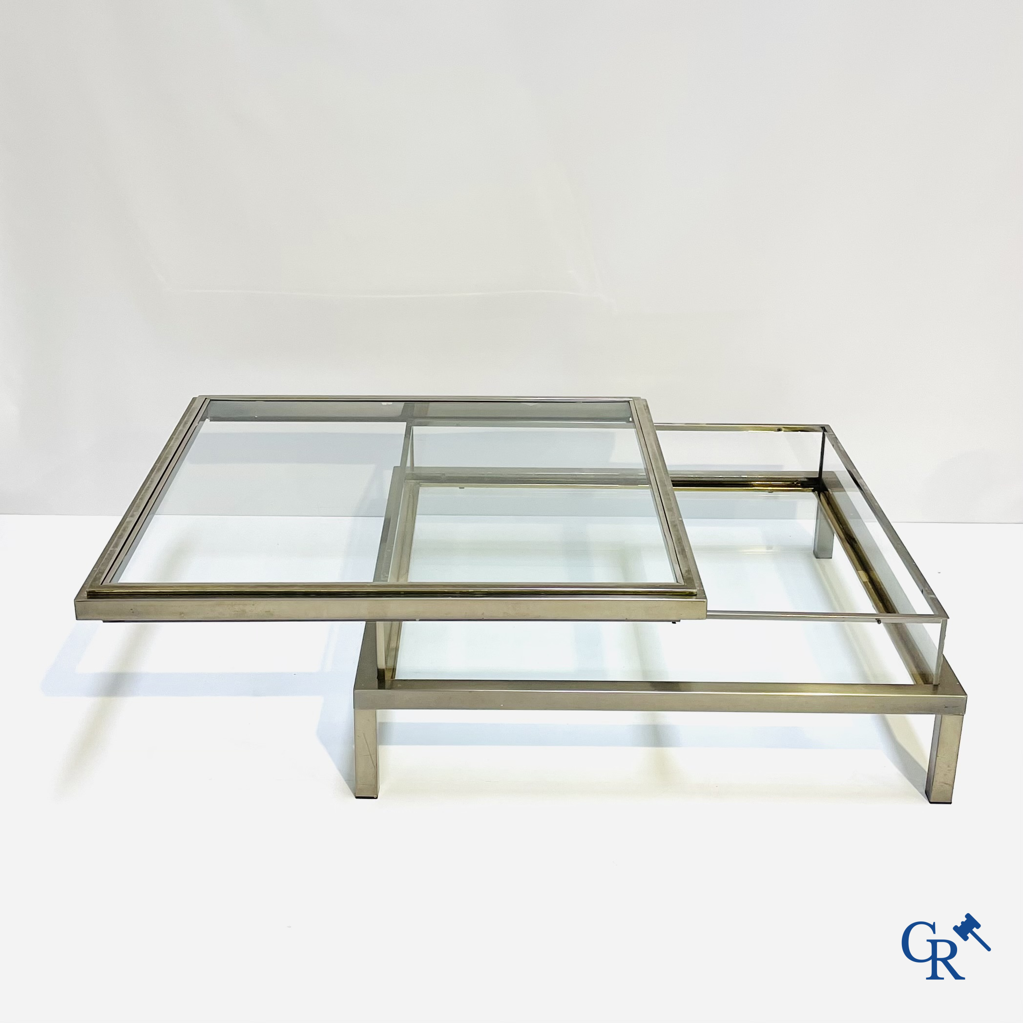 Belgo chrom, een grote vitrine-salontafel met uitschuifbaar bovenblad in metaal en glas. Jaren '80.