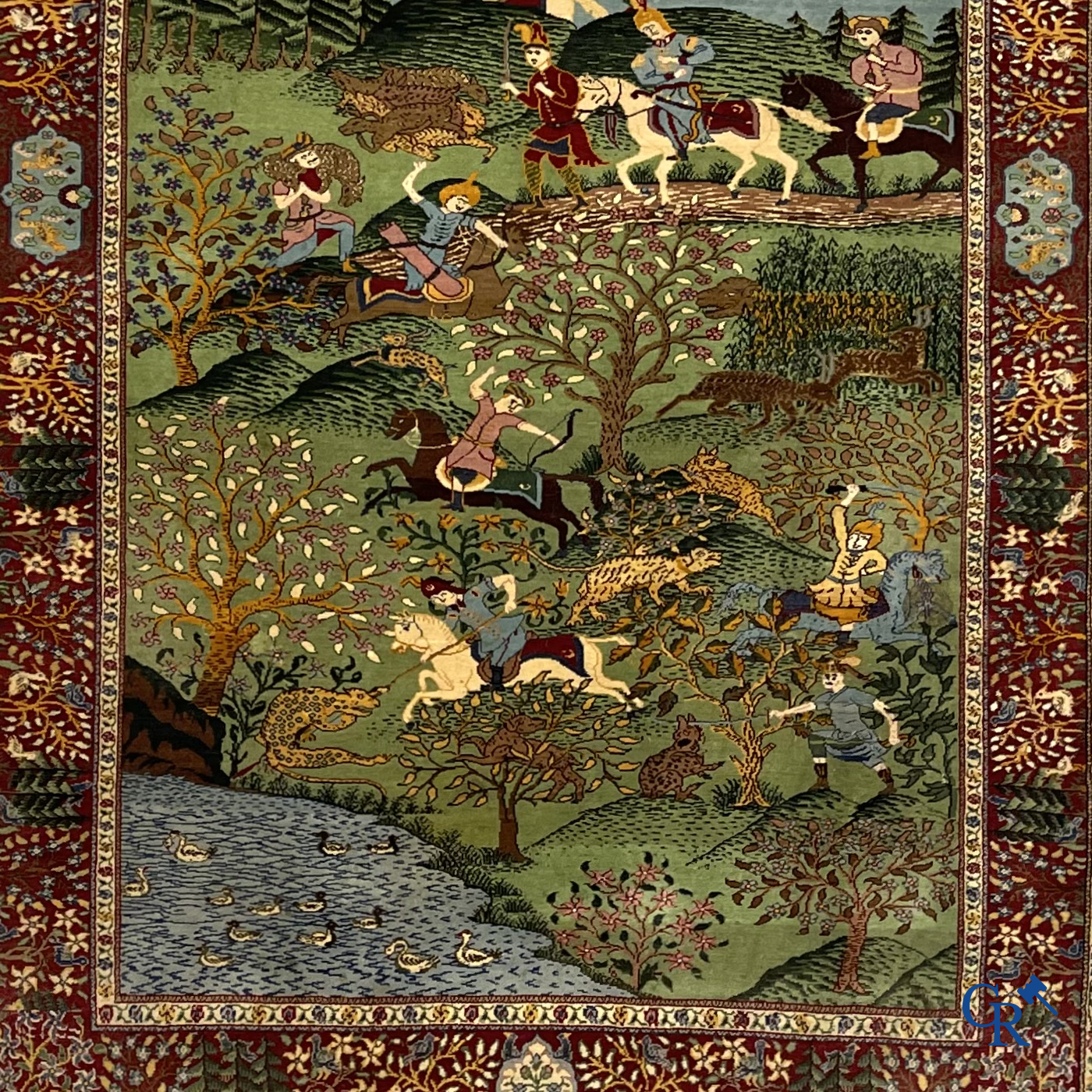 Oosterse tapijten. Ghoum. Een groot handgeknoopt tapijt met jachttaferelen.