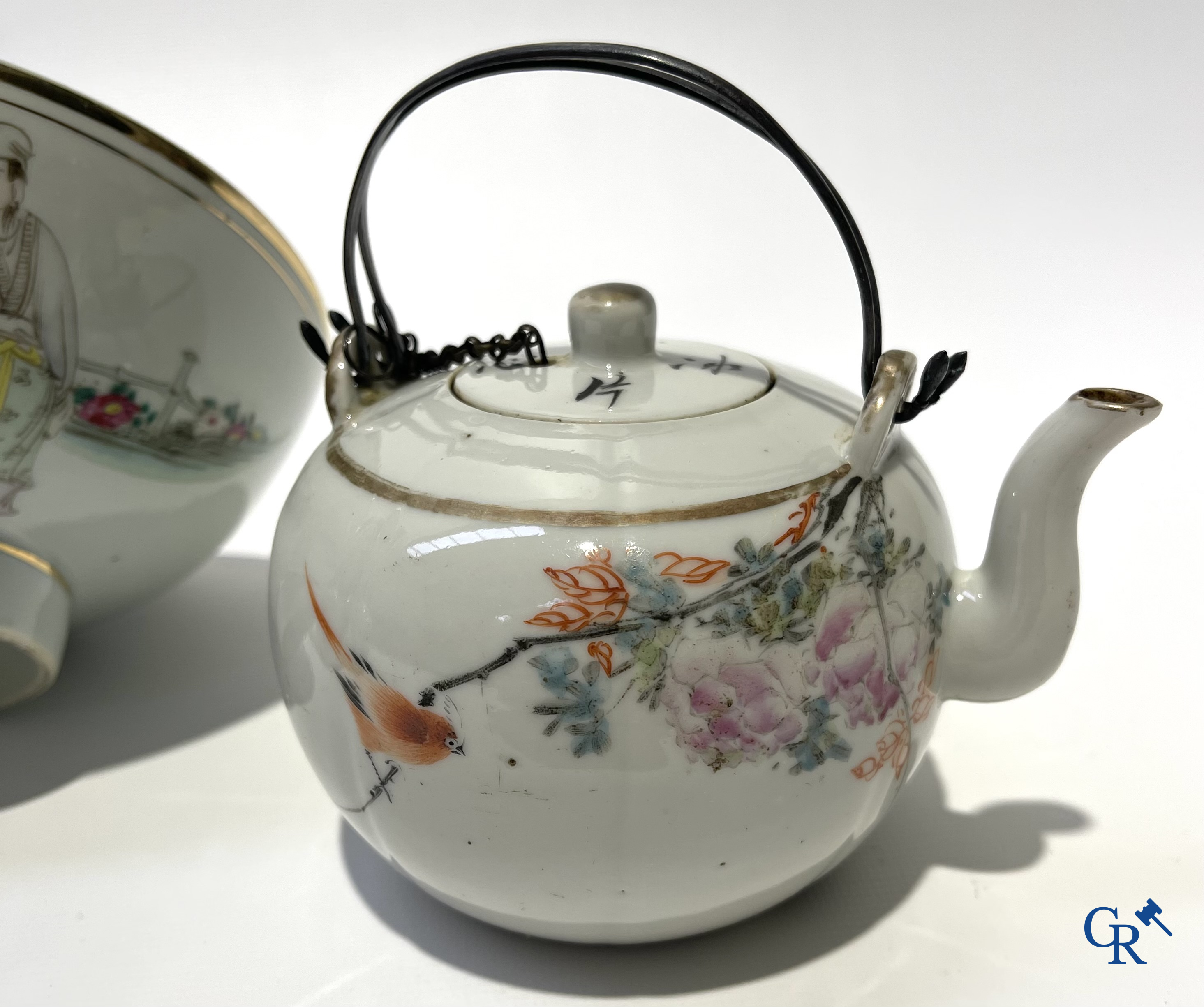 Aziatica. Chinees porselein. Een kavel van 2 Chinese theepotten en een Chinese kom.