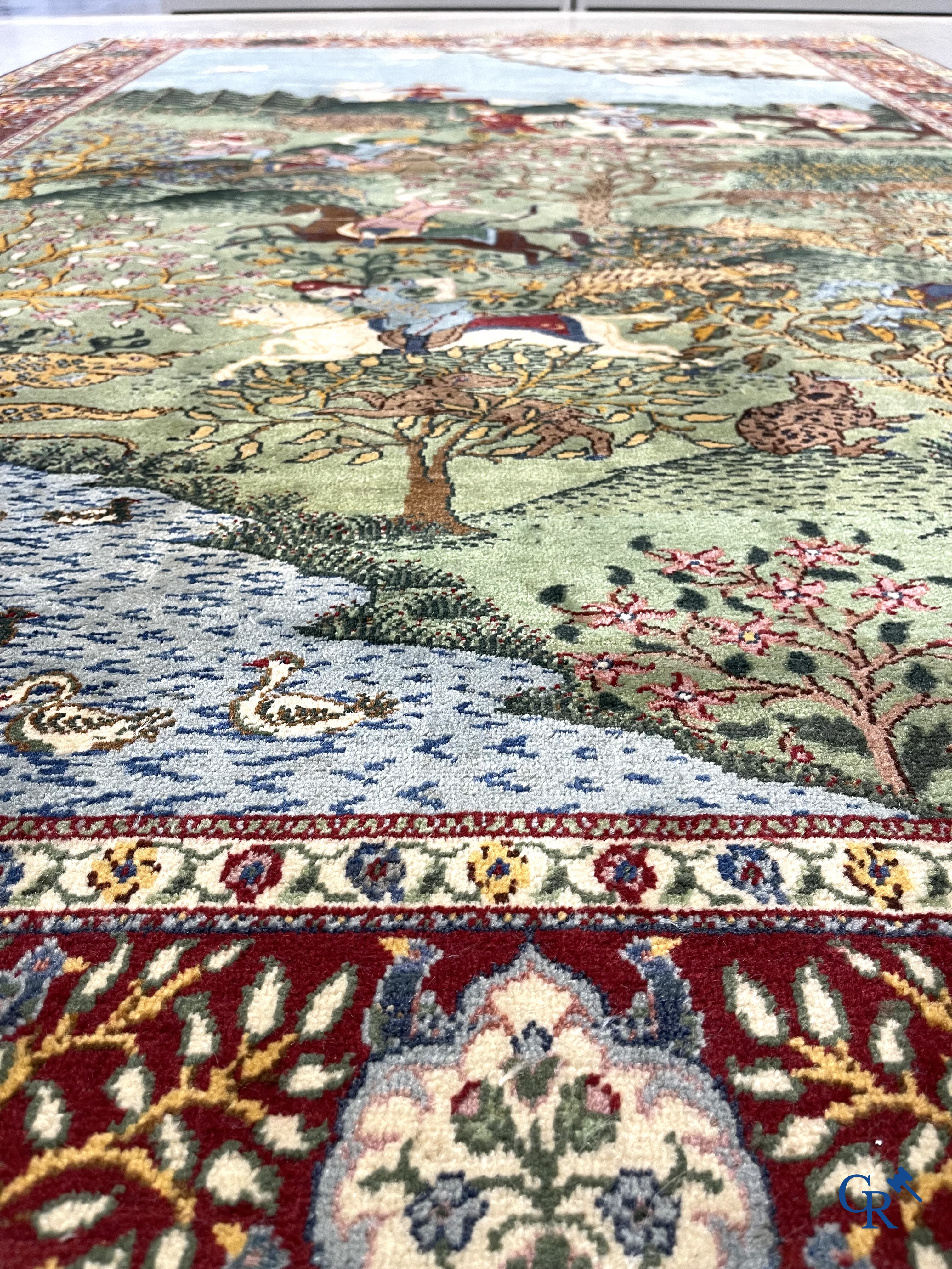 Oosterse tapijten. Ghoum. Een groot handgeknoopt tapijt met jachttaferelen.